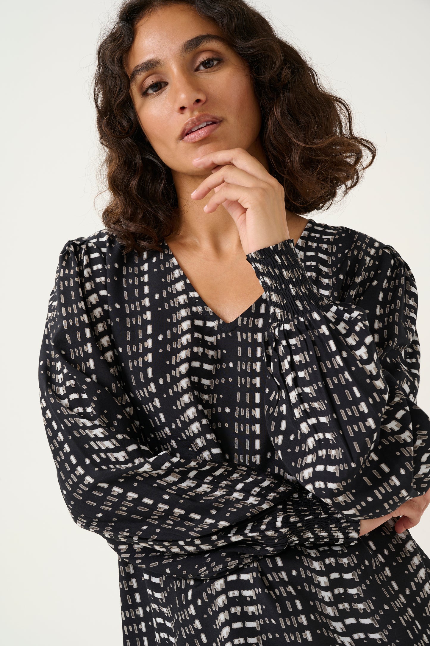 KAFFE ALICE BLOUSE IN BLACK/WHITE ELEPHANT GRAPHIC