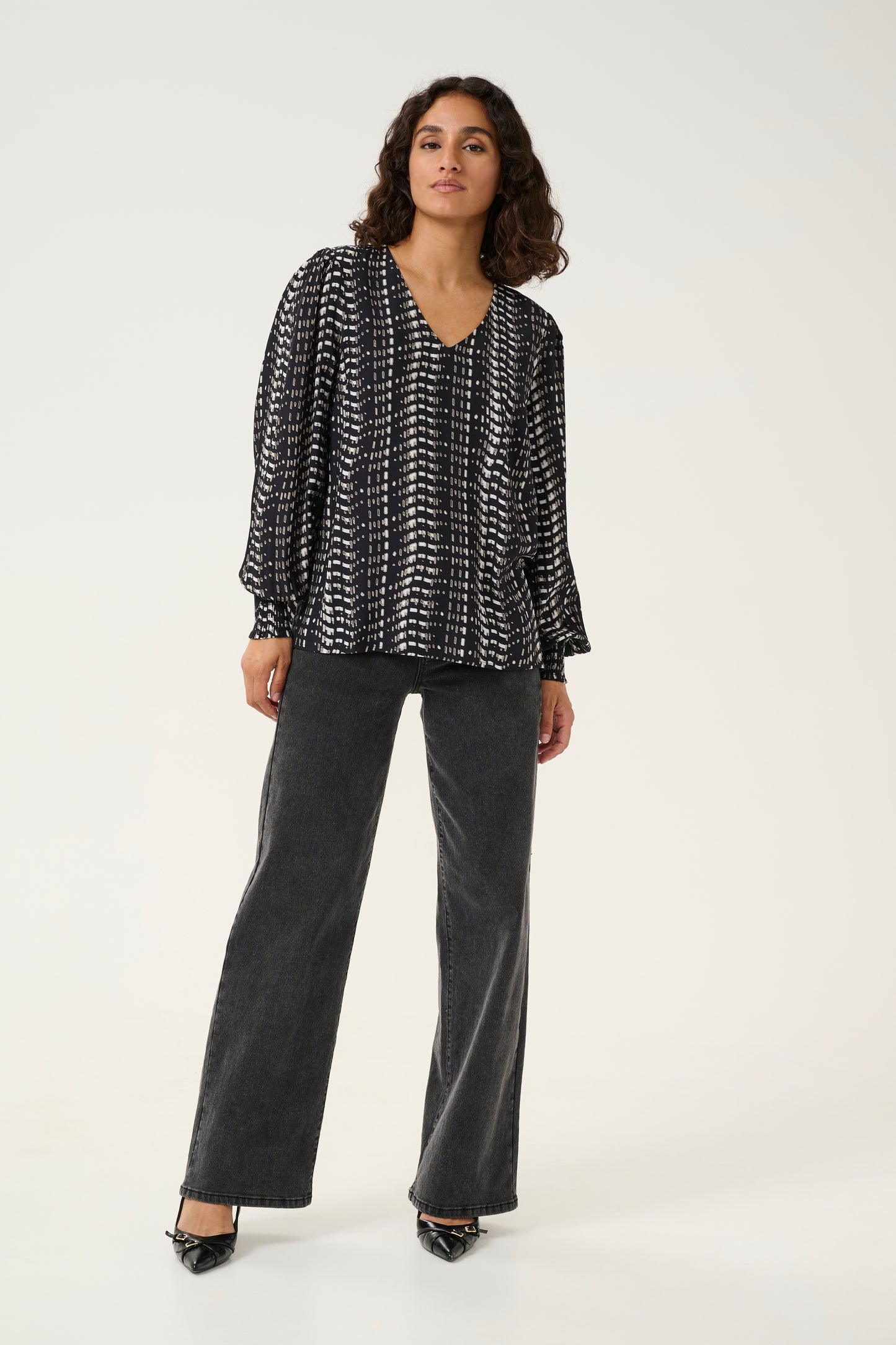 KAFFE ALICE BLOUSE IN BLACK/WHITE ELEPHANT GRAPHIC