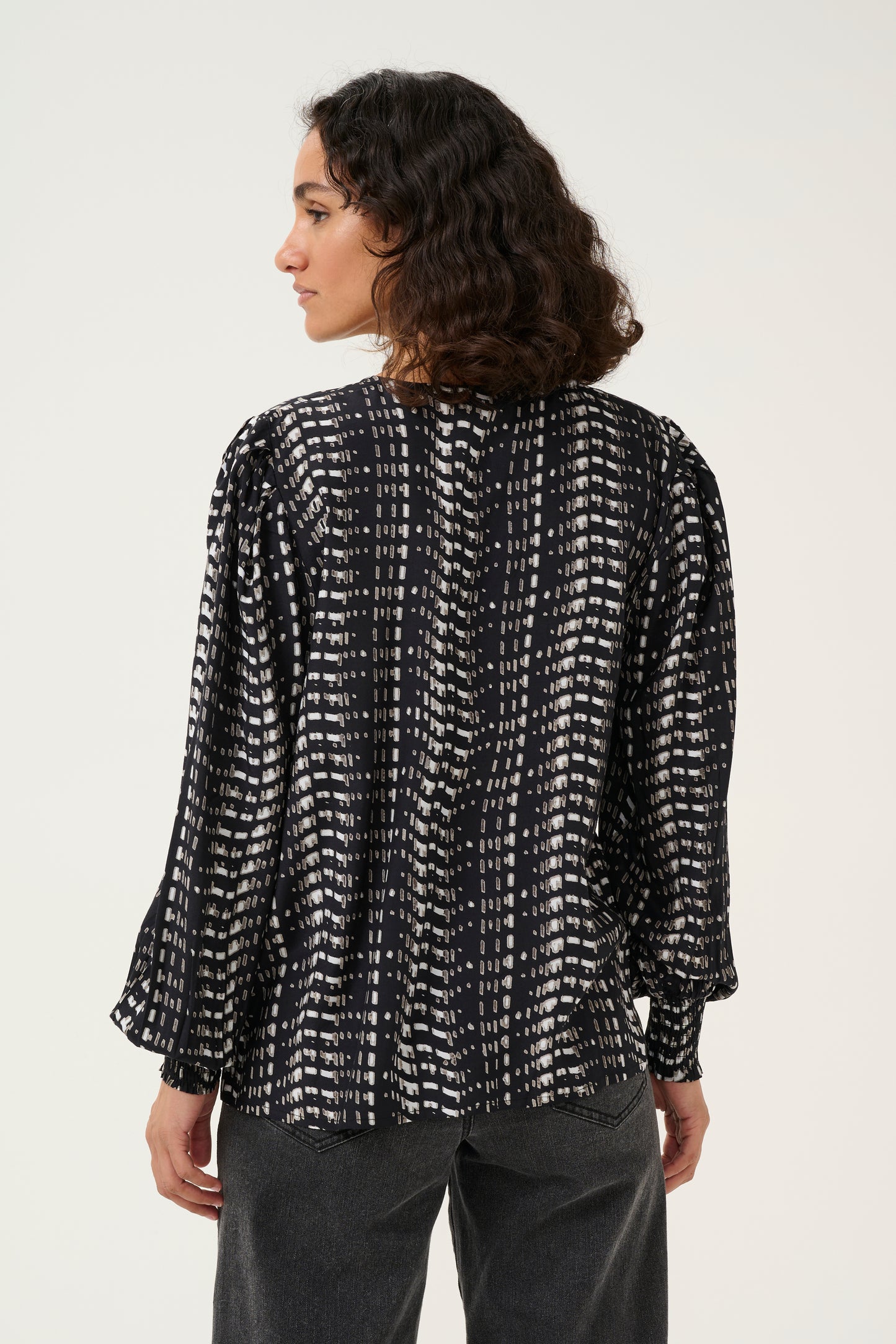 KAFFE ALICE BLOUSE IN BLACK/WHITE ELEPHANT GRAPHIC