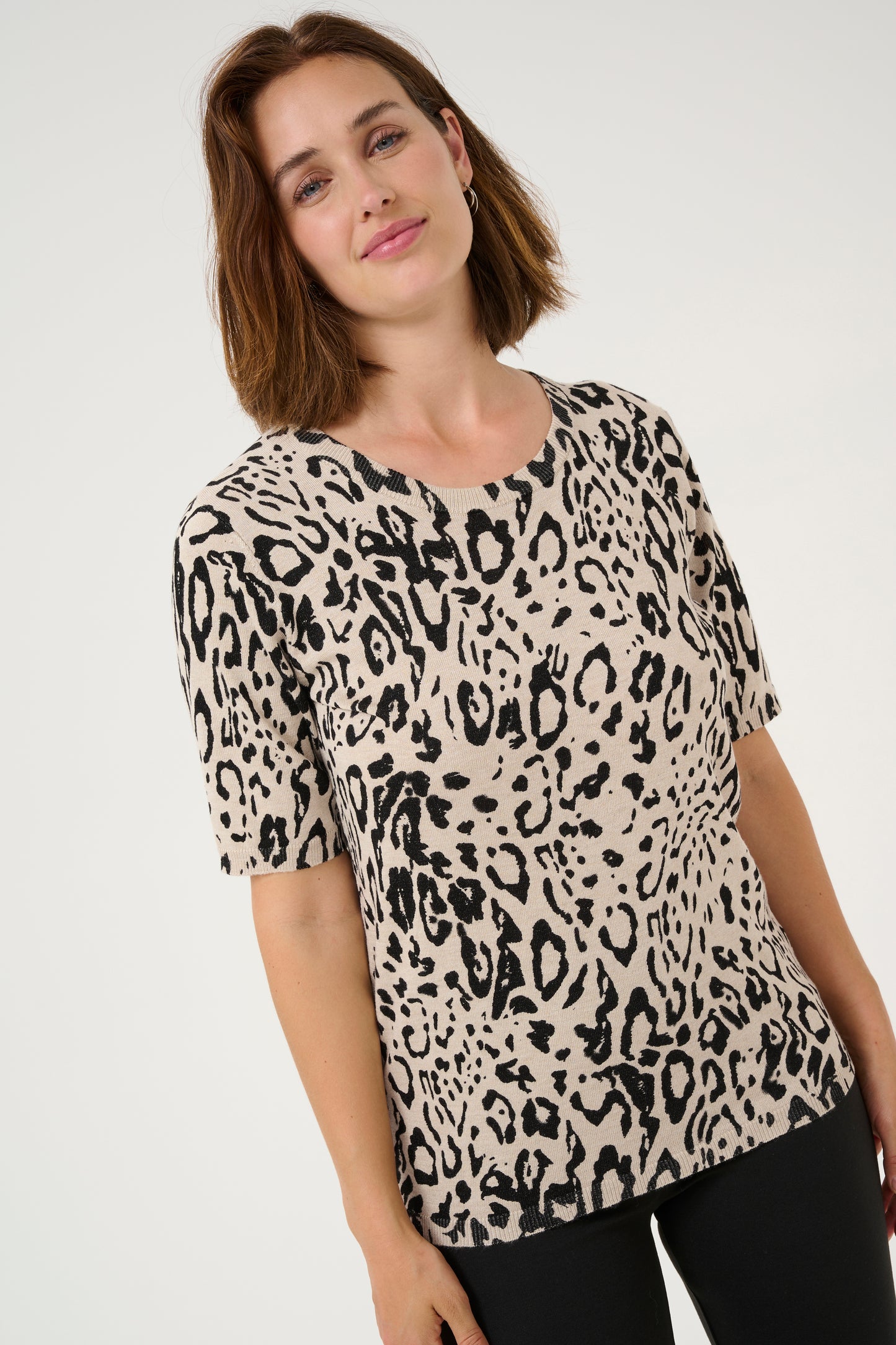 KAFFE LIZ SHORT SLEEVE PULLOVER IN FEATHER GREY AND BLACK LEOPARD