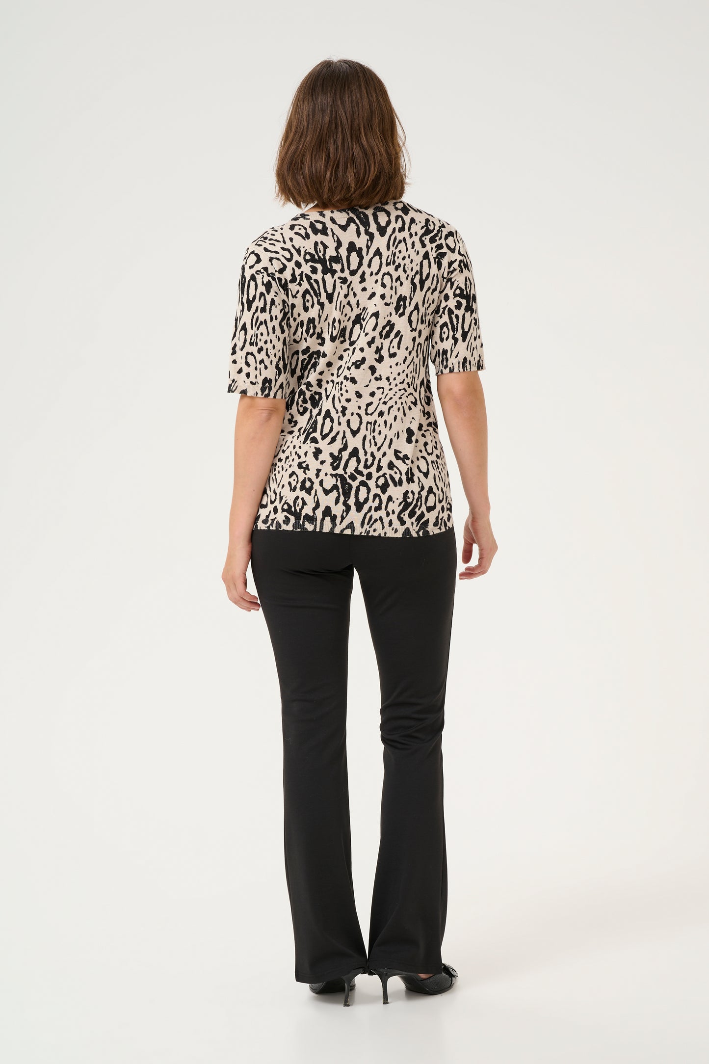 KAFFE LIZ SHORT SLEEVE PULLOVER IN FEATHER GREY AND BLACK LEOPARD