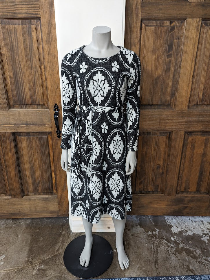 ASTRID MUST HAVE MIDI DRESS IN BLACK AND WHITE