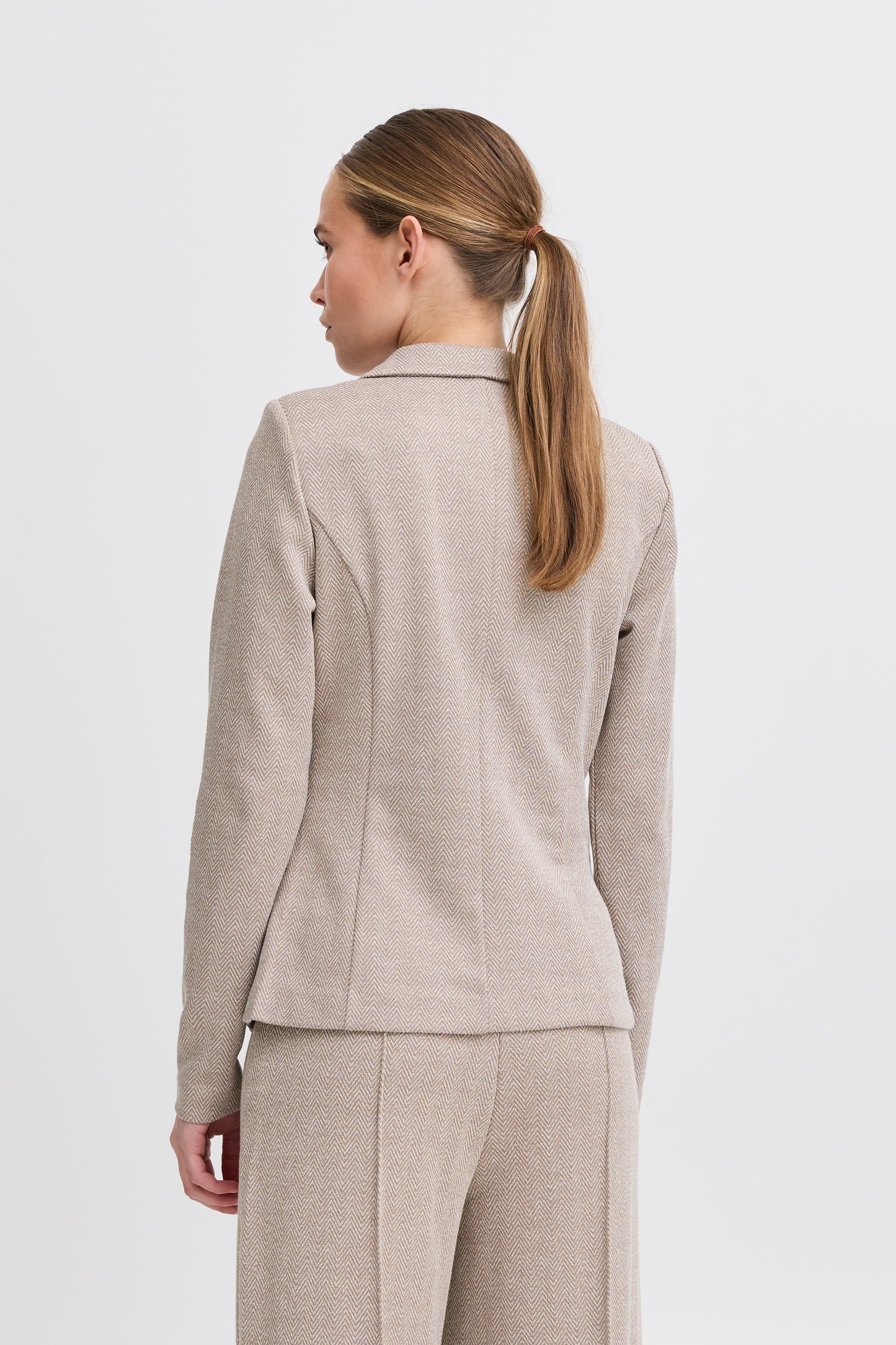 ICHI KATE JACQUARED BLAZER IN FUNGI AND ALMOND MILK