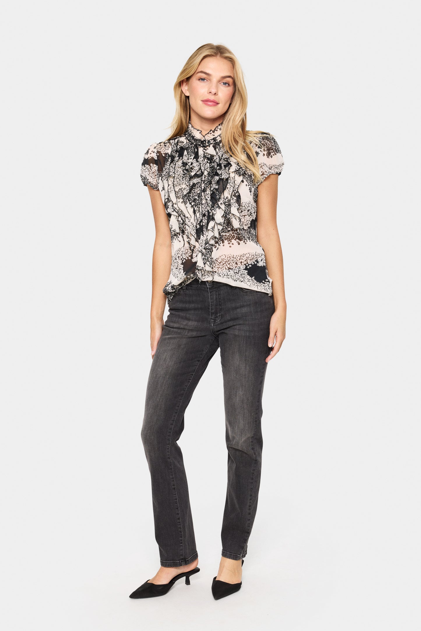 SAINT TROPEZ LILJA CRINKLE SHORT SLEEVE BLOUSE IN BLACK WAVY FLOWERS
