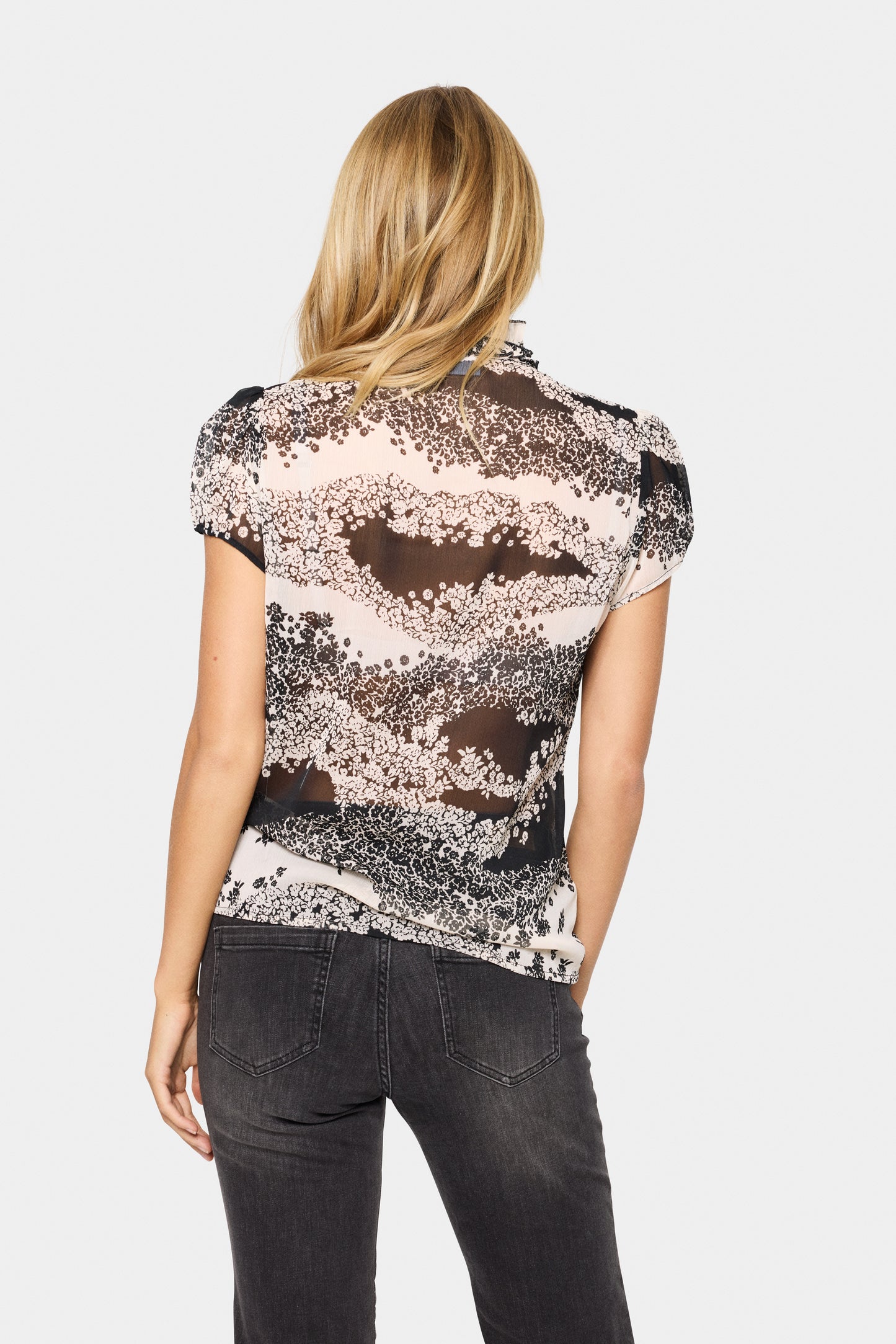 SAINT TROPEZ LILJA CRINKLE SHORT SLEEVE BLOUSE IN BLACK WAVY FLOWERS