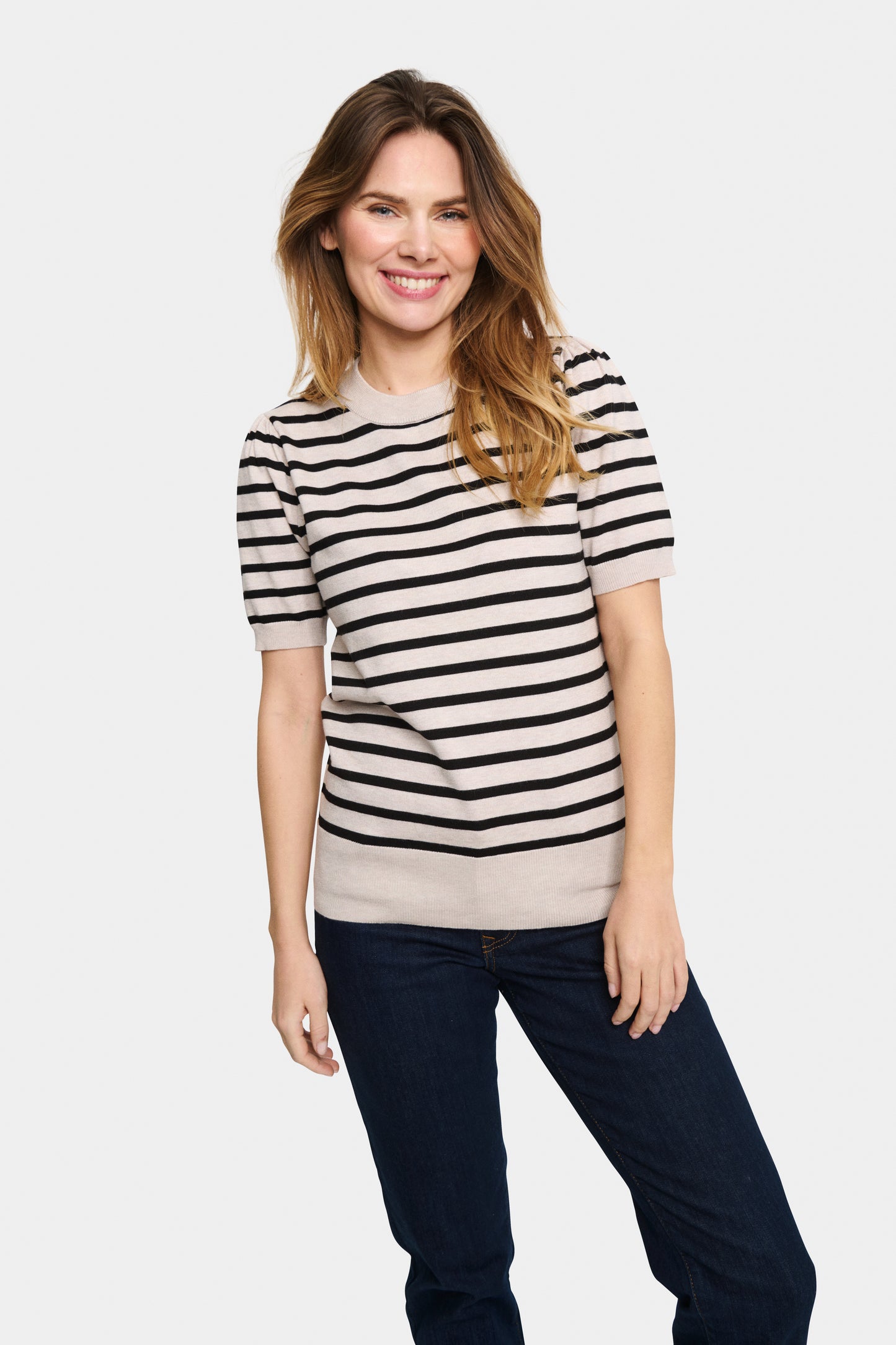 SAINT TROPEZ MILA SHORT SLEEVE STRIPPED PULLOVER IN GRAY MORN