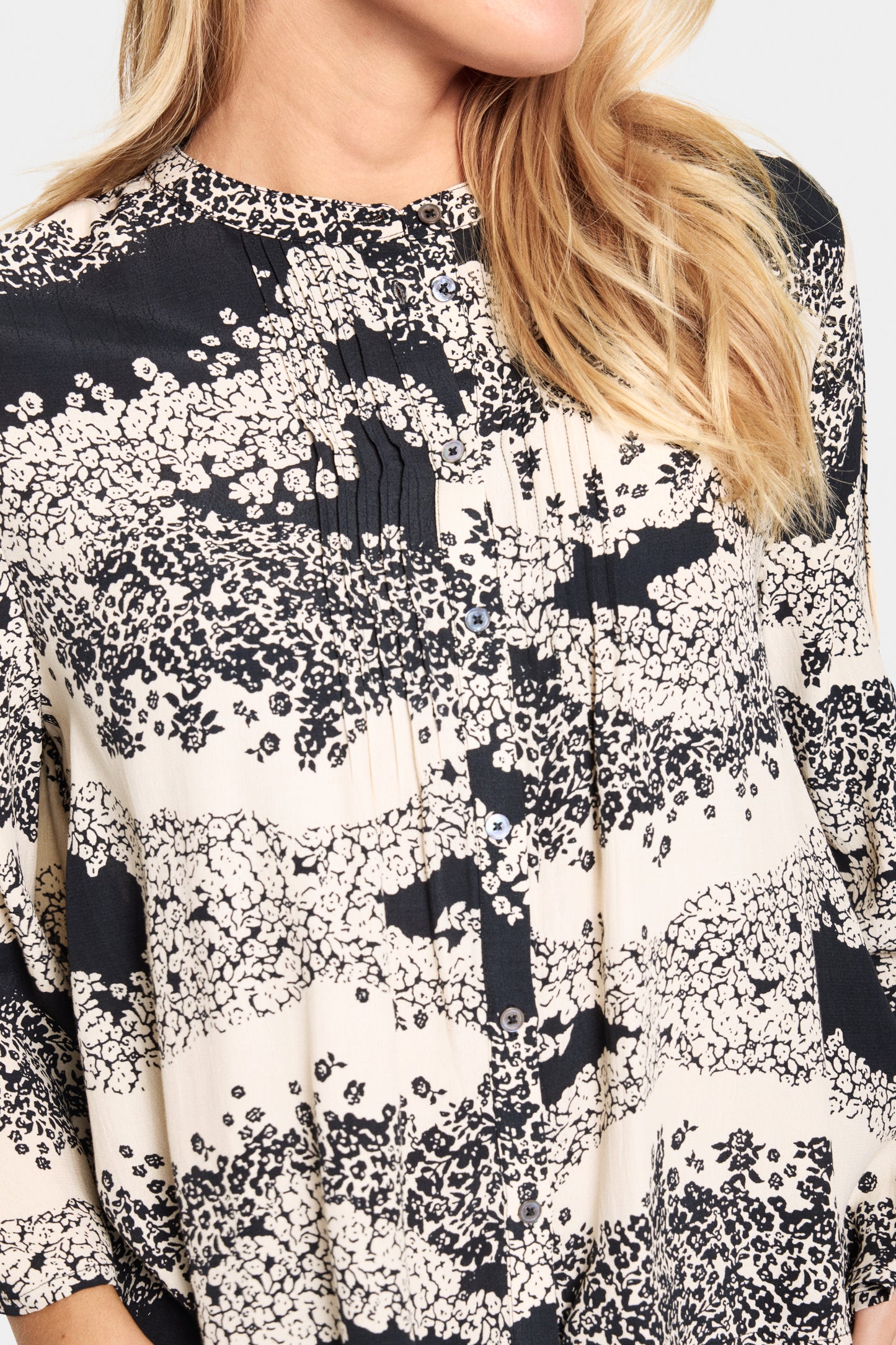 SAINT TROPEZ ISELIN BLOUSE IN BLACK WAVY FLOWER