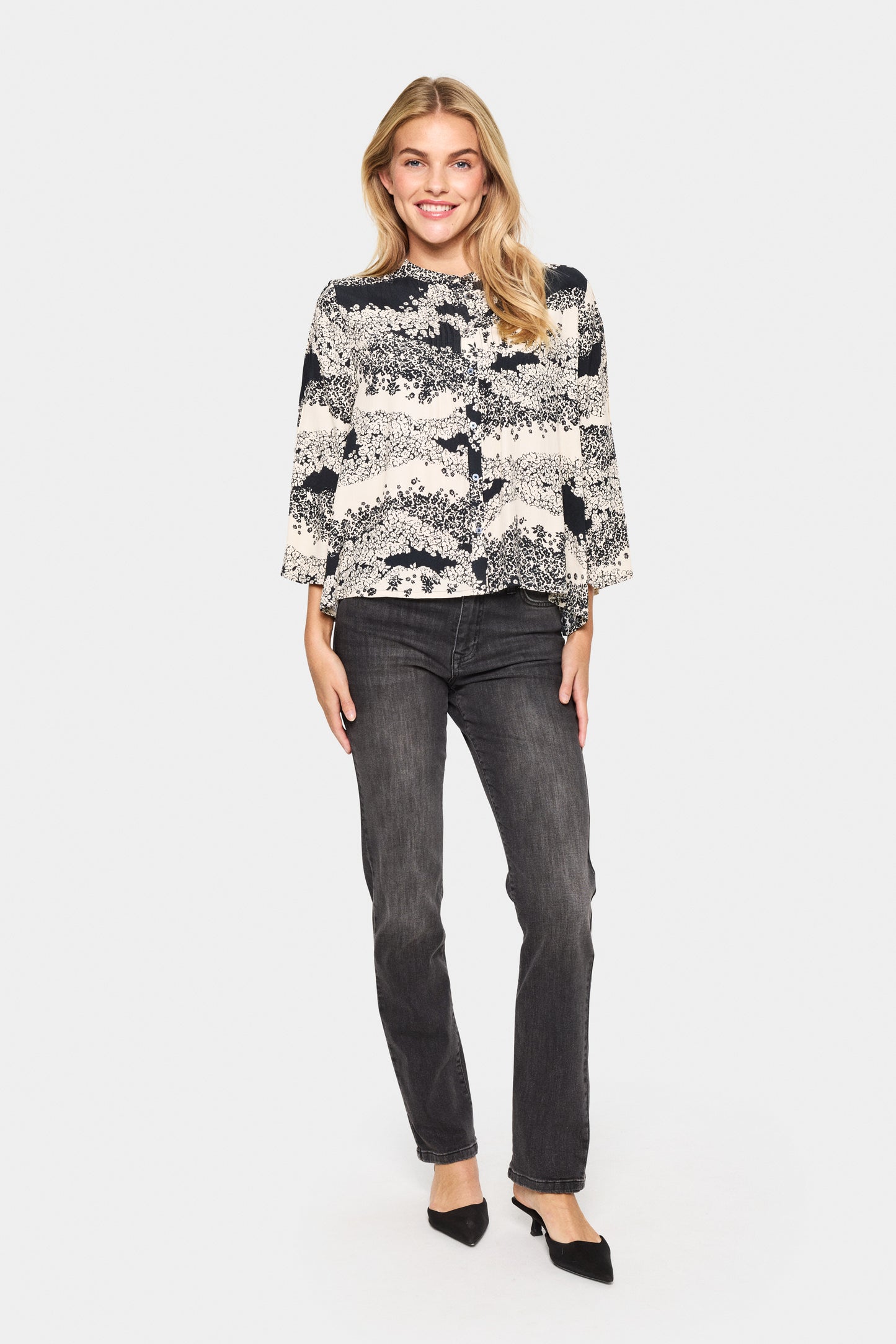 SAINT TROPEZ ISELIN BLOUSE IN BLACK WAVY FLOWER