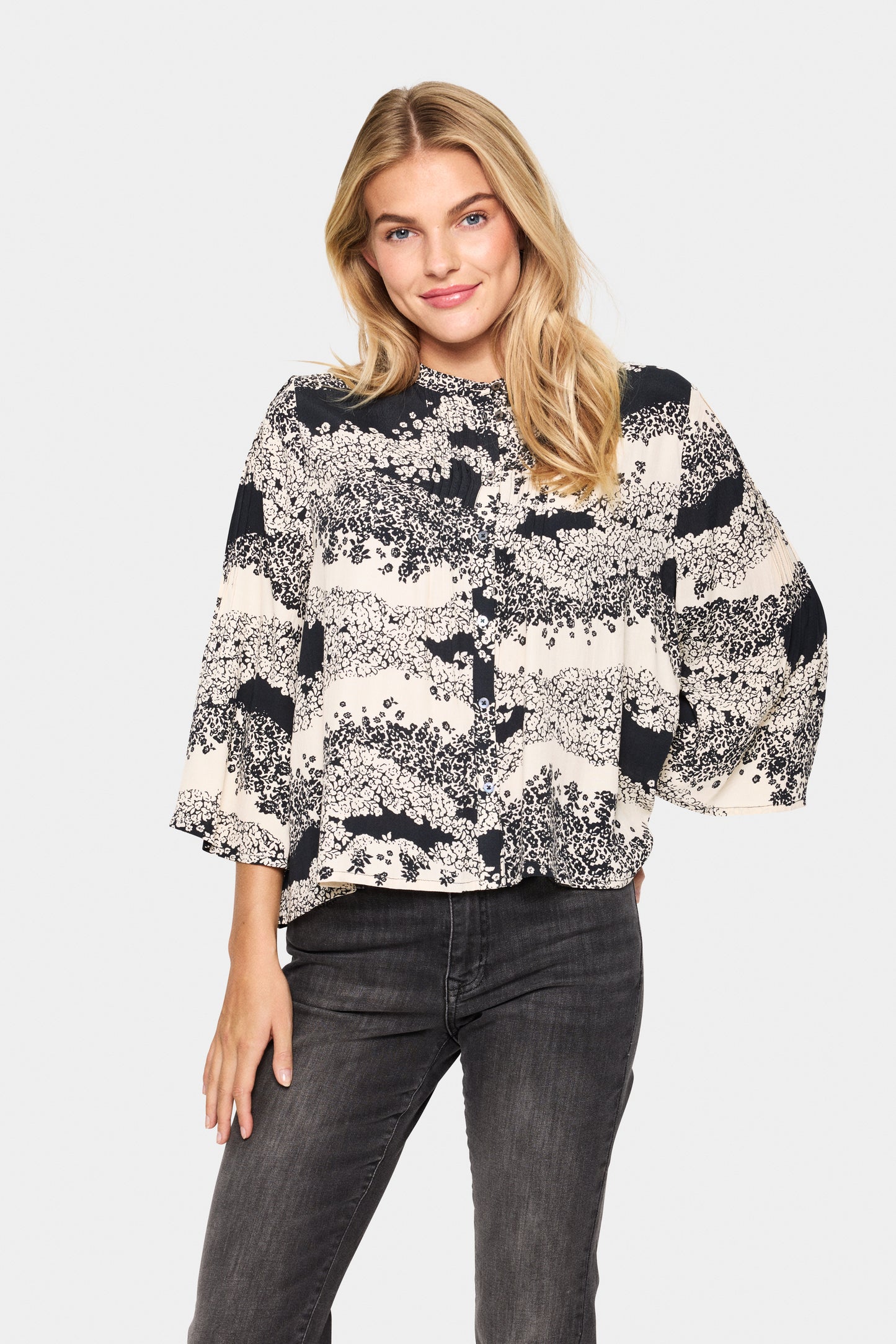 SAINT TROPEZ ISELIN BLOUSE IN BLACK WAVY FLOWER