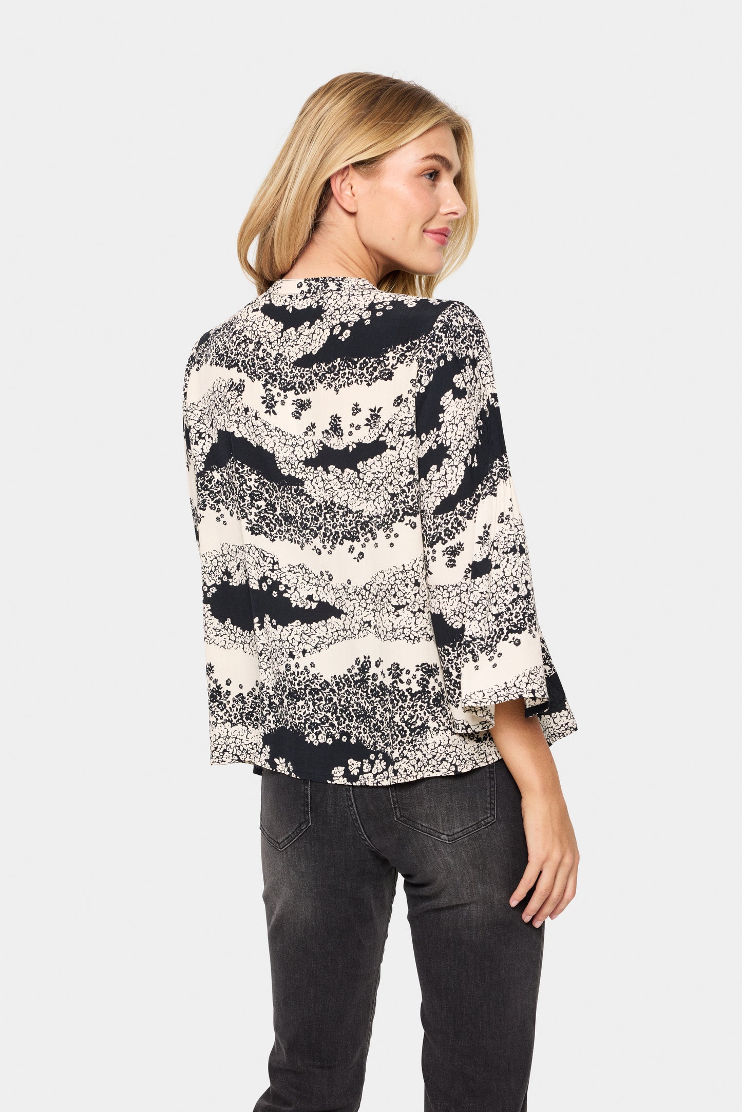 SAINT TROPEZ ISELIN BLOUSE IN BLACK WAVY FLOWER