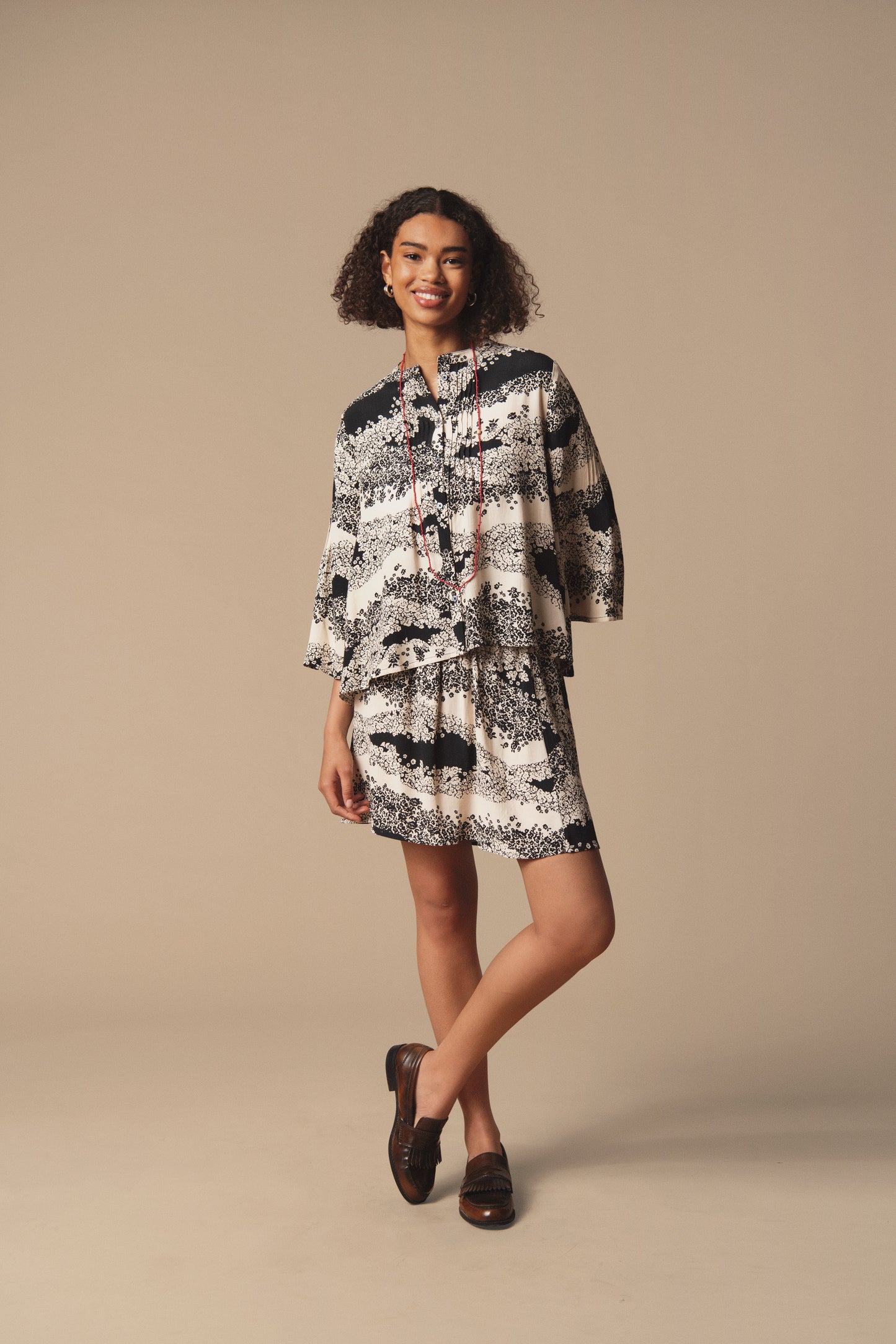 SAINT TROPEZ ISELIN BLOUSE IN BLACK WAVY FLOWER