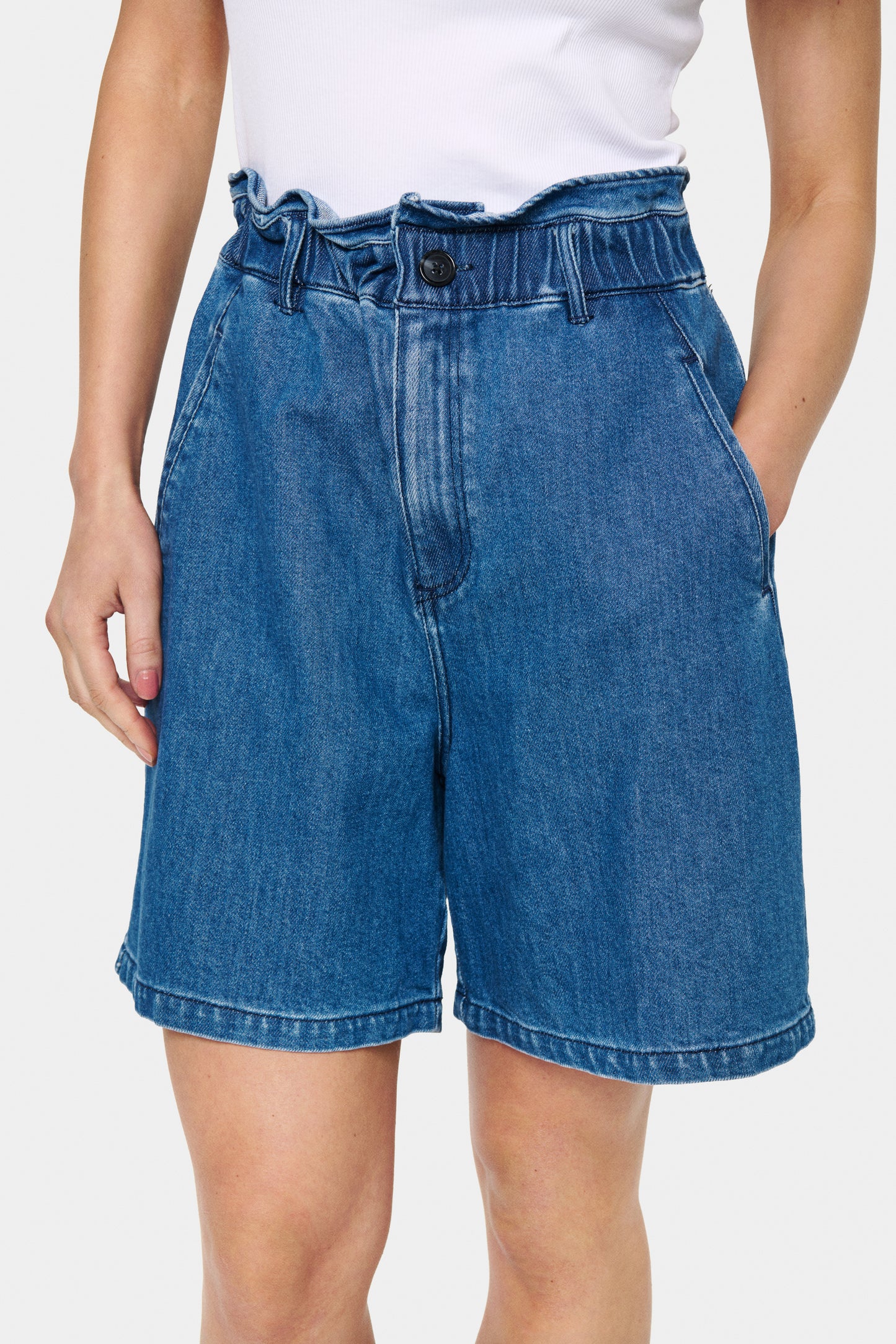 SAINT TROPEZ KAYO SHORTS IN MEDIUM BLUE DENIM