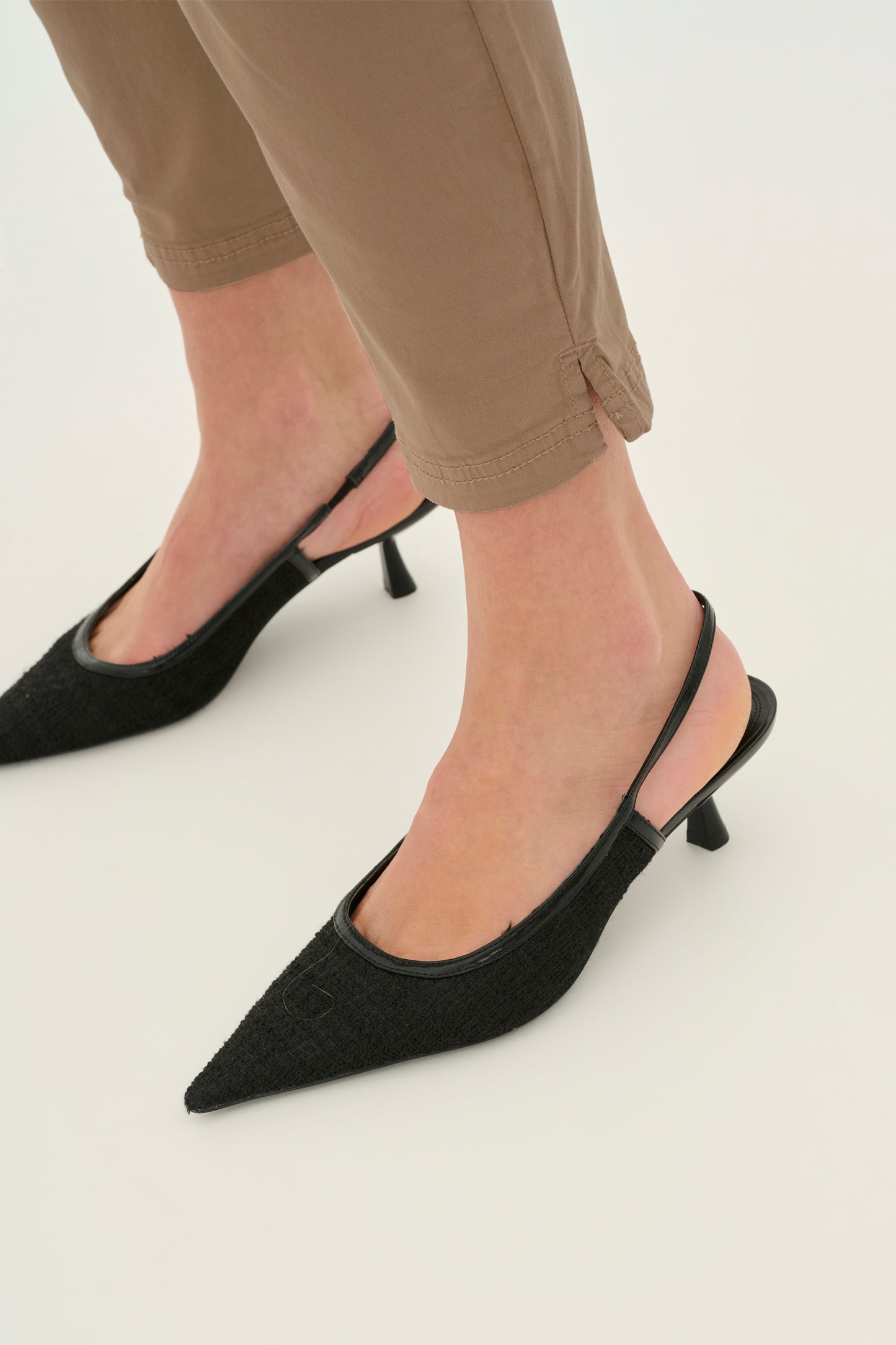 CULTURE BRITE CROPPED PANTS IN DUNE