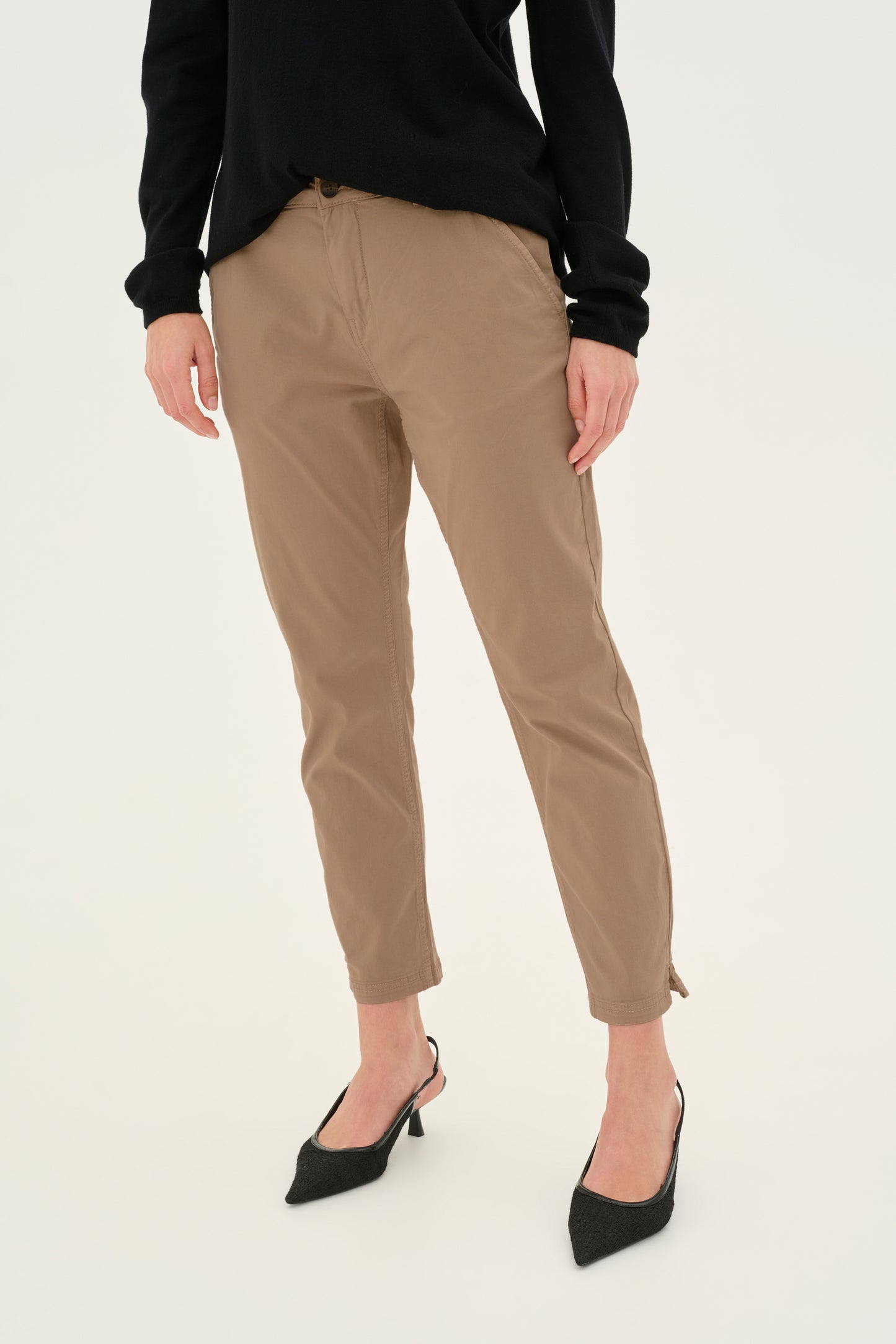CULTURE BRITE CROPPED PANTS IN DUNE