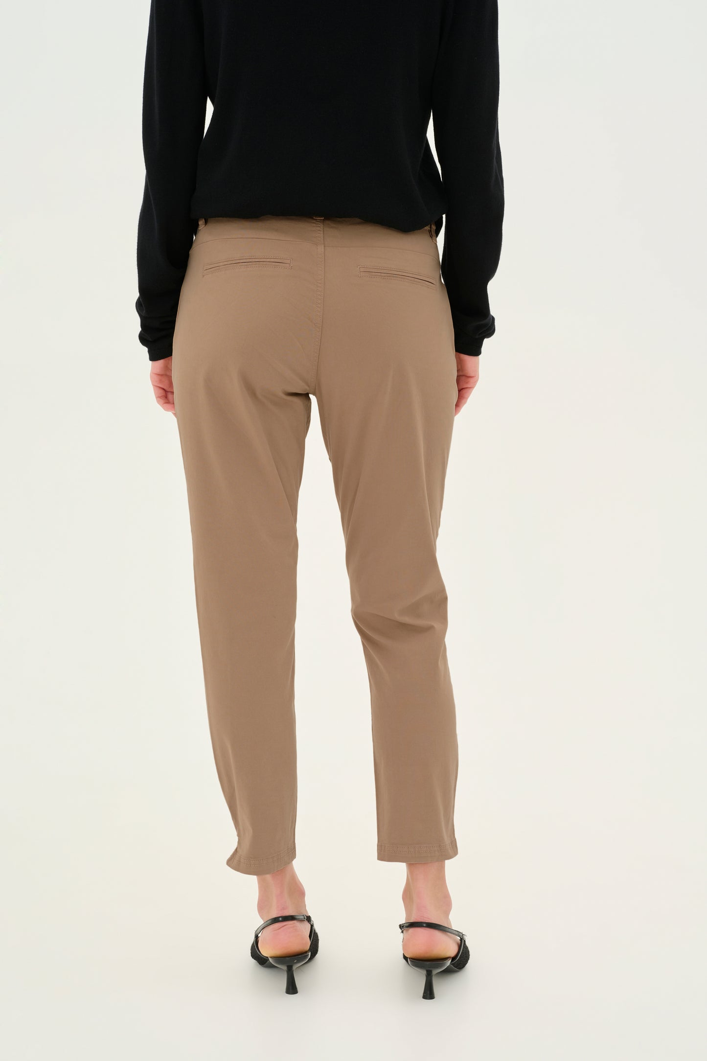 CULTURE BRITE CROPPED PANTS IN DUNE