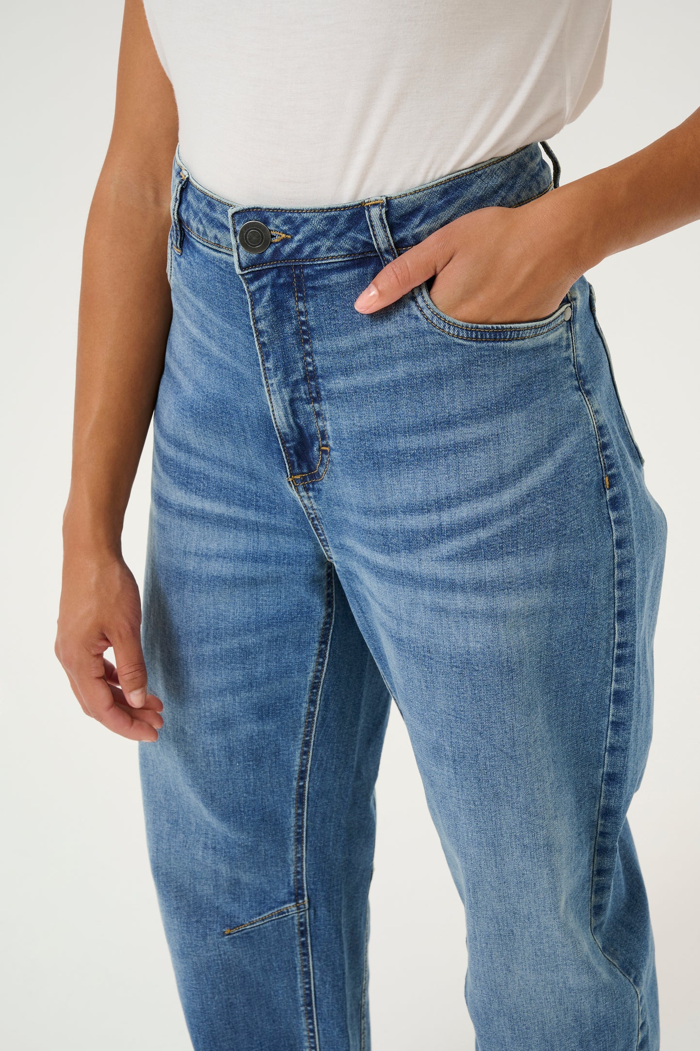 CULTURE HAILEY AMI CROPPED JEANS IN MEDIUM VINTAGE BLUE WASH