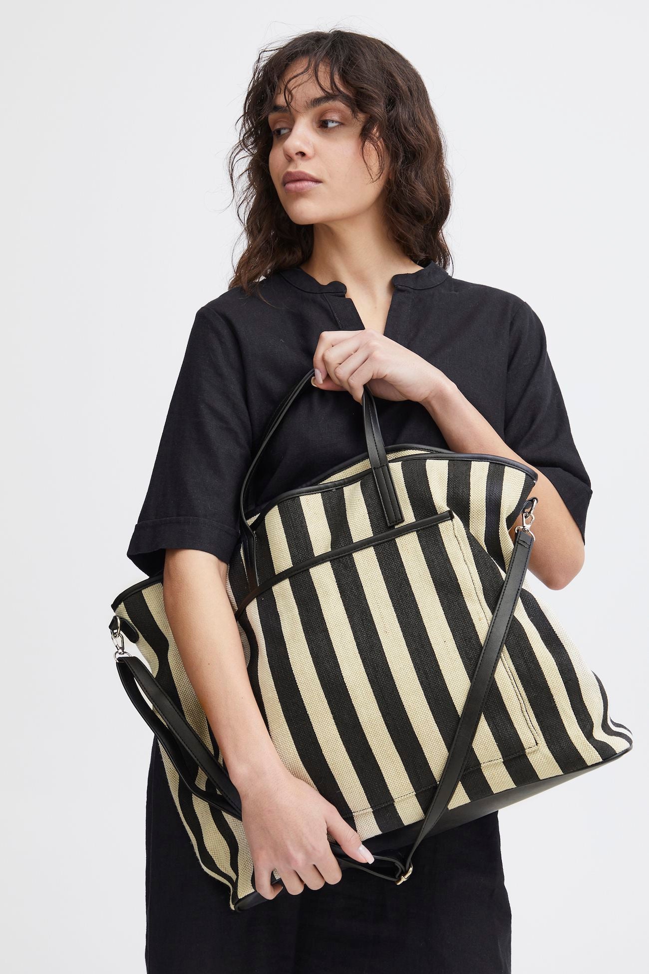 ICHI NURRA DOESKSIN/BLACK STRIPED BAG