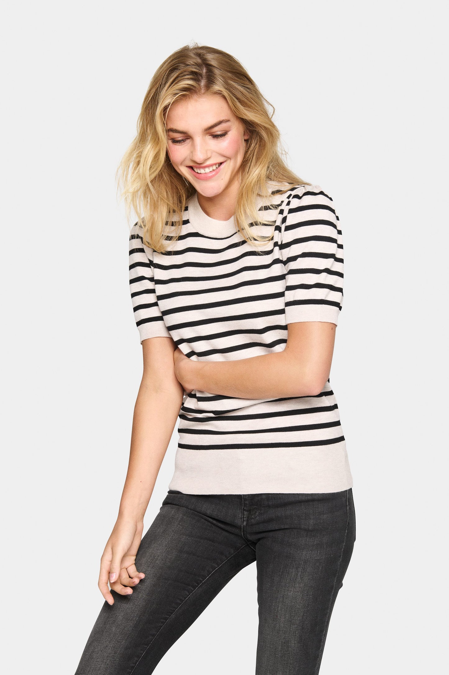 SAINT TROPEZ MILA SHORT SLEEVE STRIPPED PULLOVER IN GRAY MORN