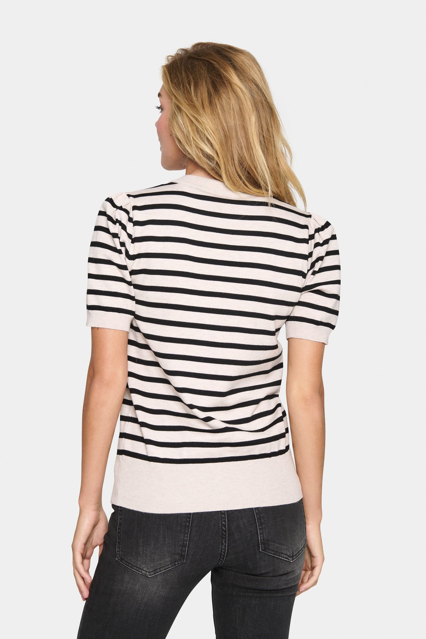 SAINT TROPEZ MILA SHORT SLEEVE STRIPPED PULLOVER IN GRAY MORN