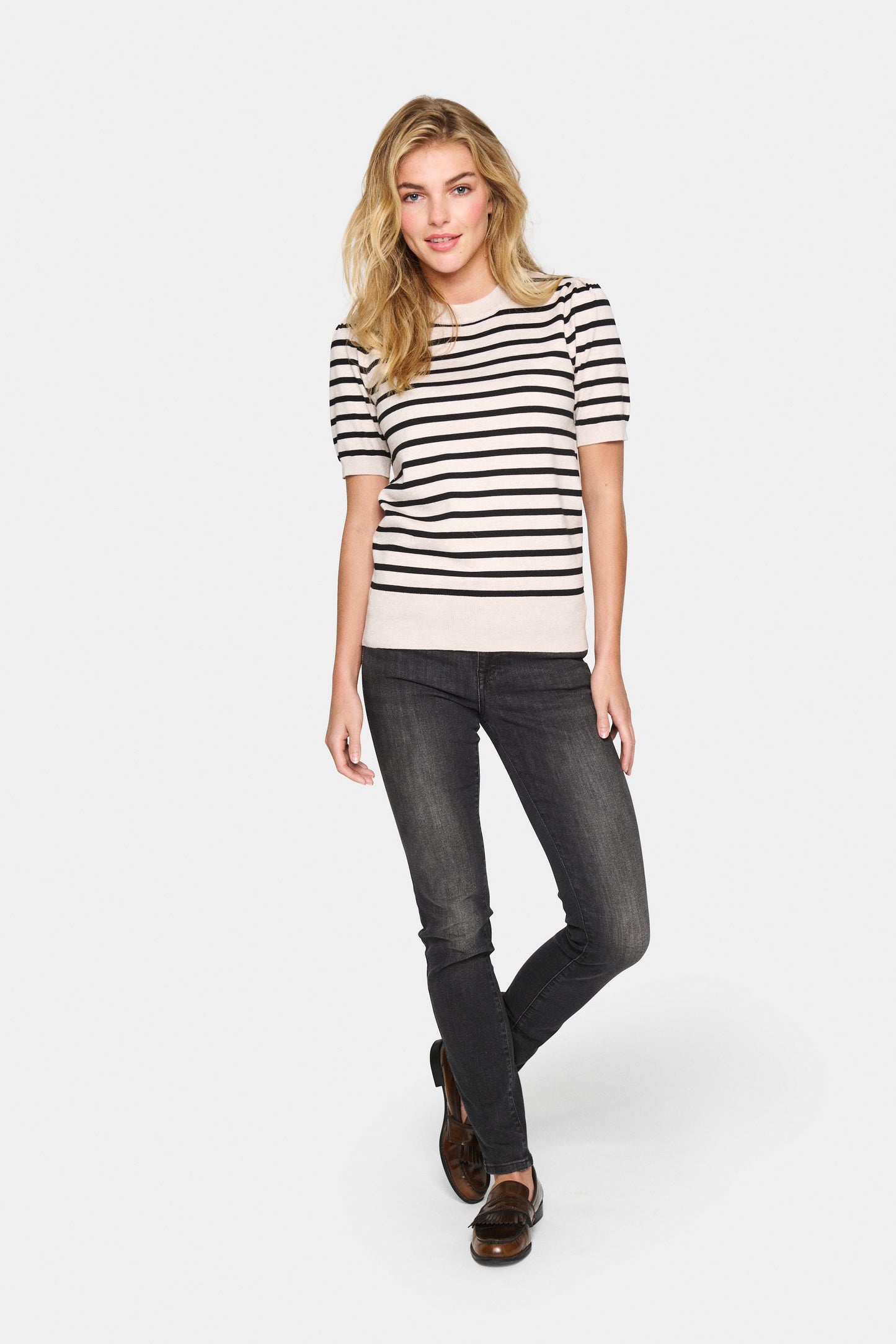 SAINT TROPEZ MILA SHORT SLEEVE STRIPPED PULLOVER IN GRAY MORN