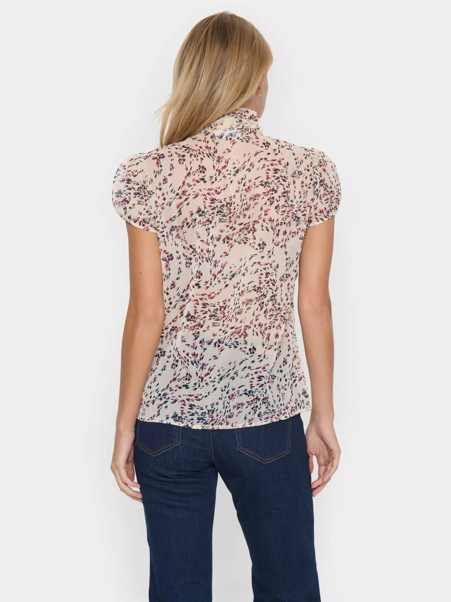 SAINT TROPEZ LILJA CRINKLE SHORT SLEEVE BLOUSE IN FOG WINDSWEPT LEAVES