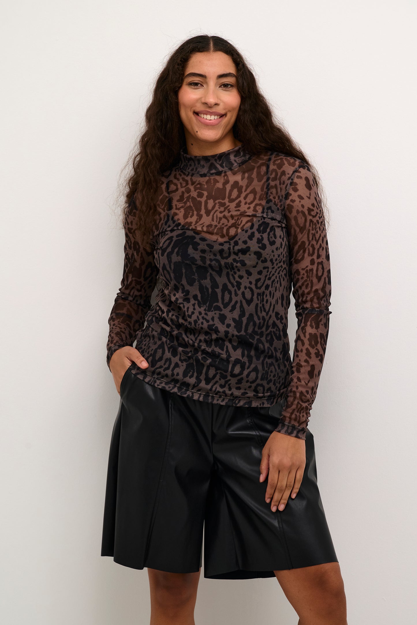 KAFFE JOHANNE T-SHIRT IN MAJOR BROWN AND BLACK LEOPARD