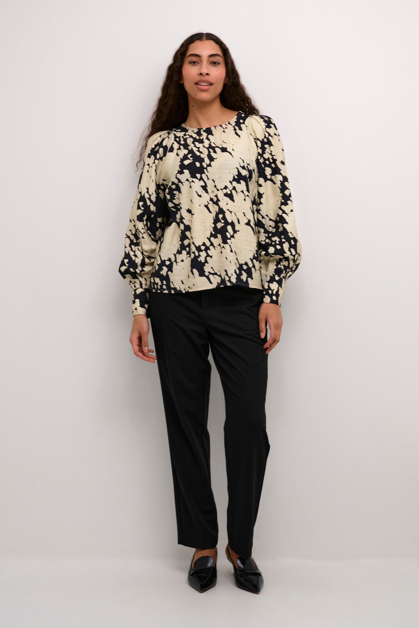 KAFFE BLACK /SAND GRAPHIC CLOUD LOUISE BLOUSE