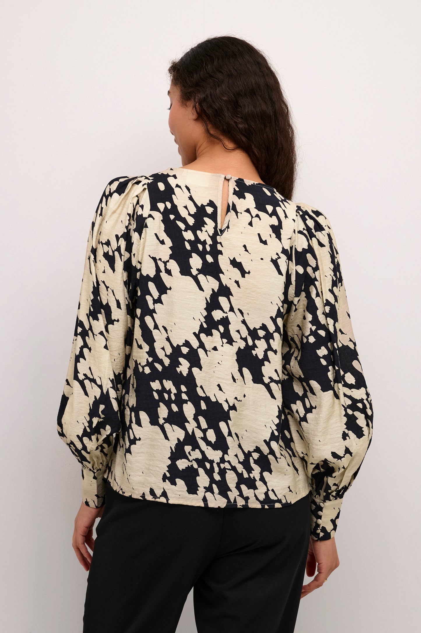 KAFFE BLACK /SAND GRAPHIC CLOUD LOUISE BLOUSE