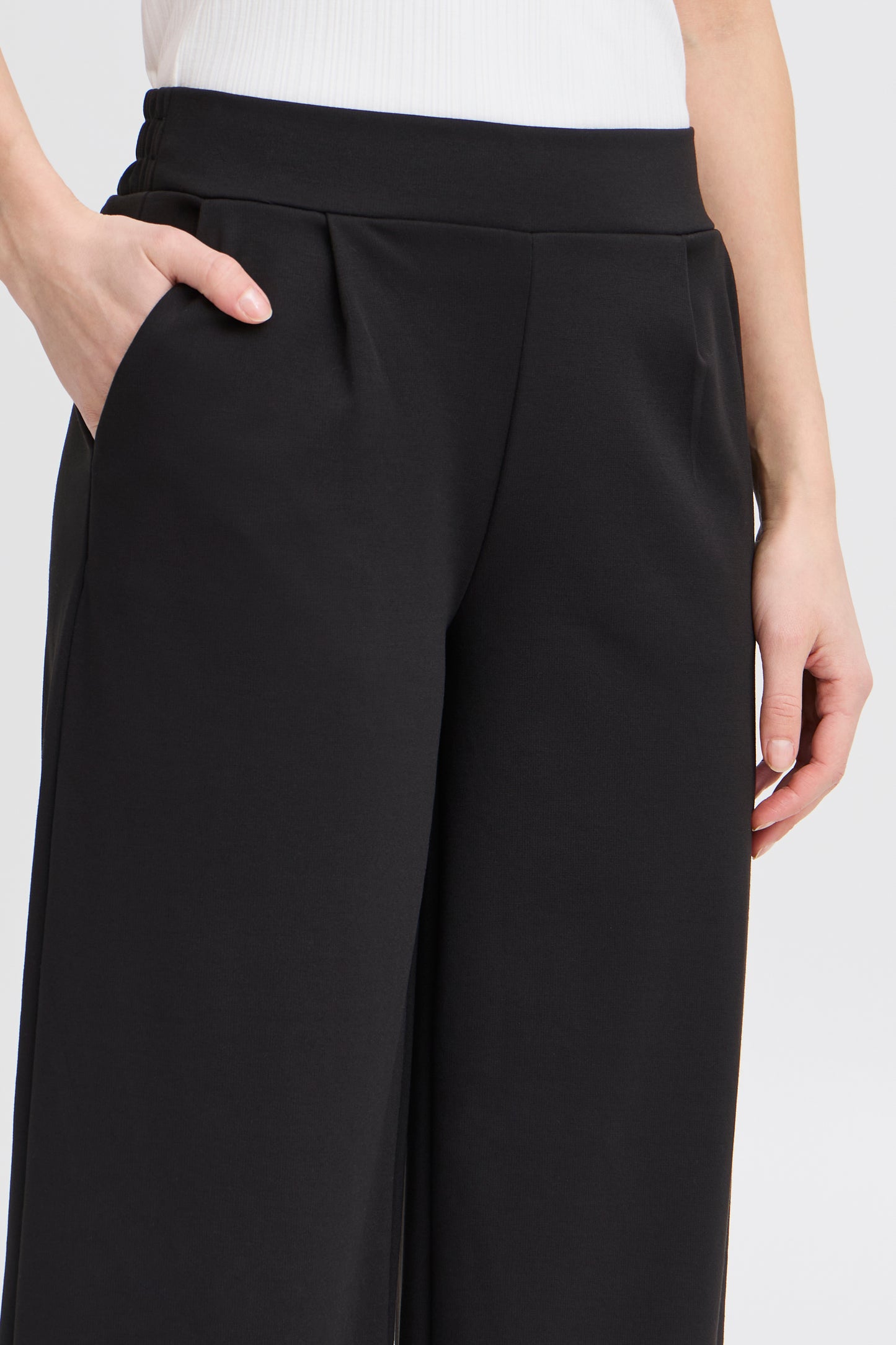 ICHI KATE WIDE LEG CROPPED TROUSERS IN BLACK