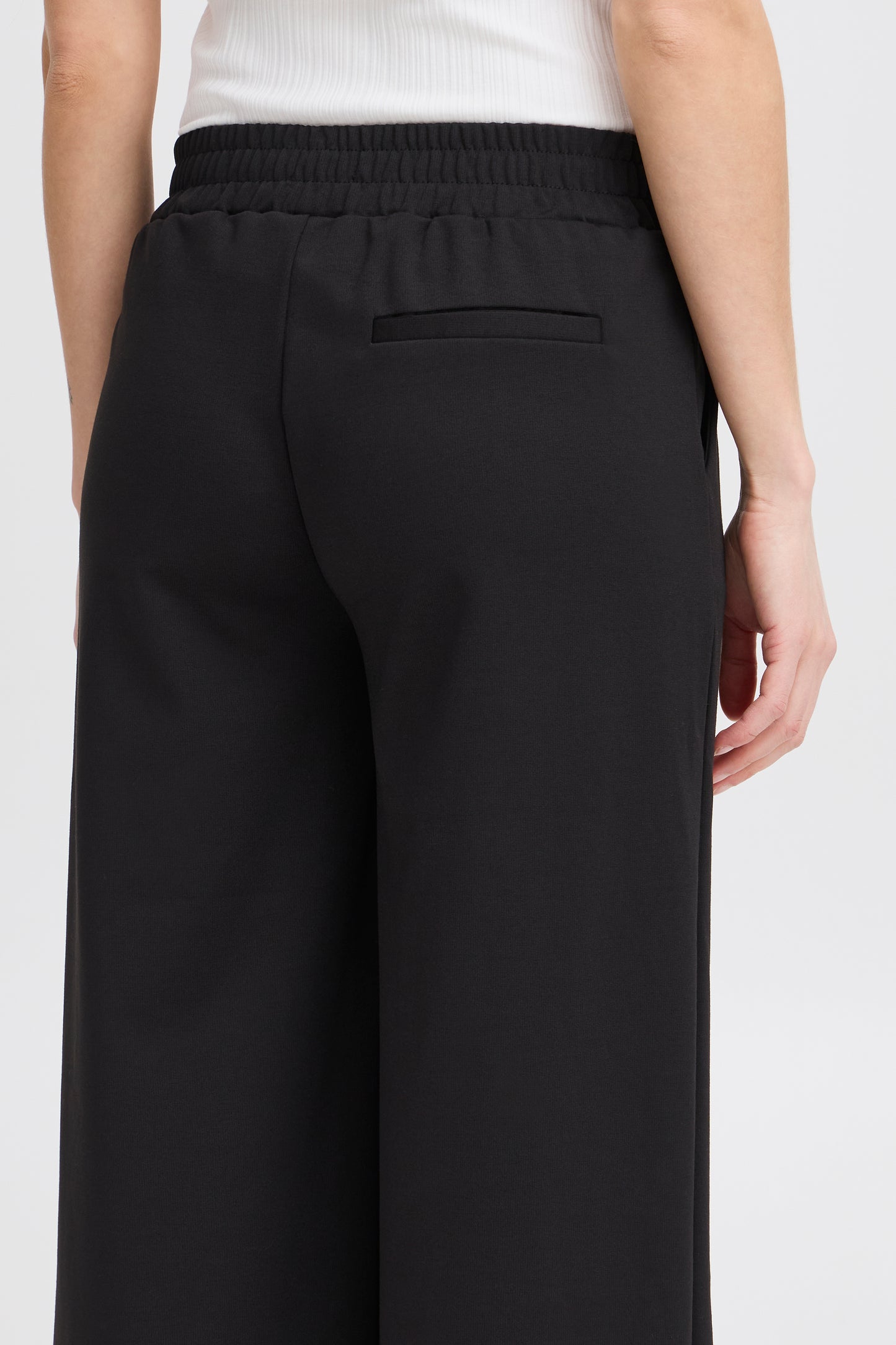 ICHI KATE WIDE LEG CROPPED TROUSERS IN BLACK