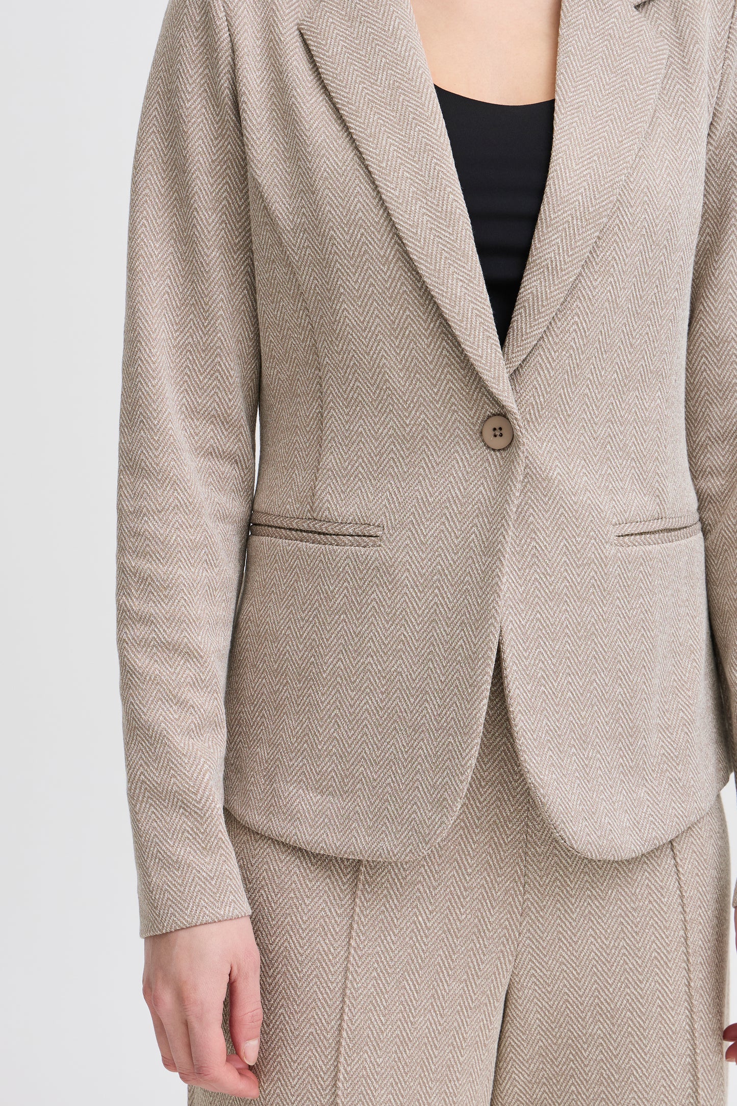 ICHI KATE JACQUARED BLAZER IN FUNGI AND ALMOND MILK