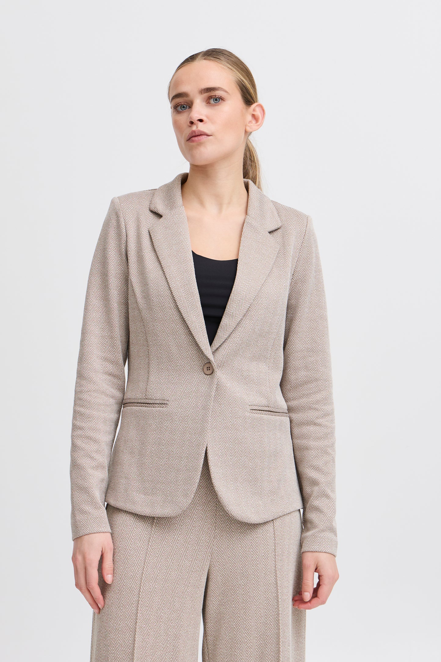 ICHI KATE JACQUARED BLAZER IN FUNGI AND ALMOND MILK