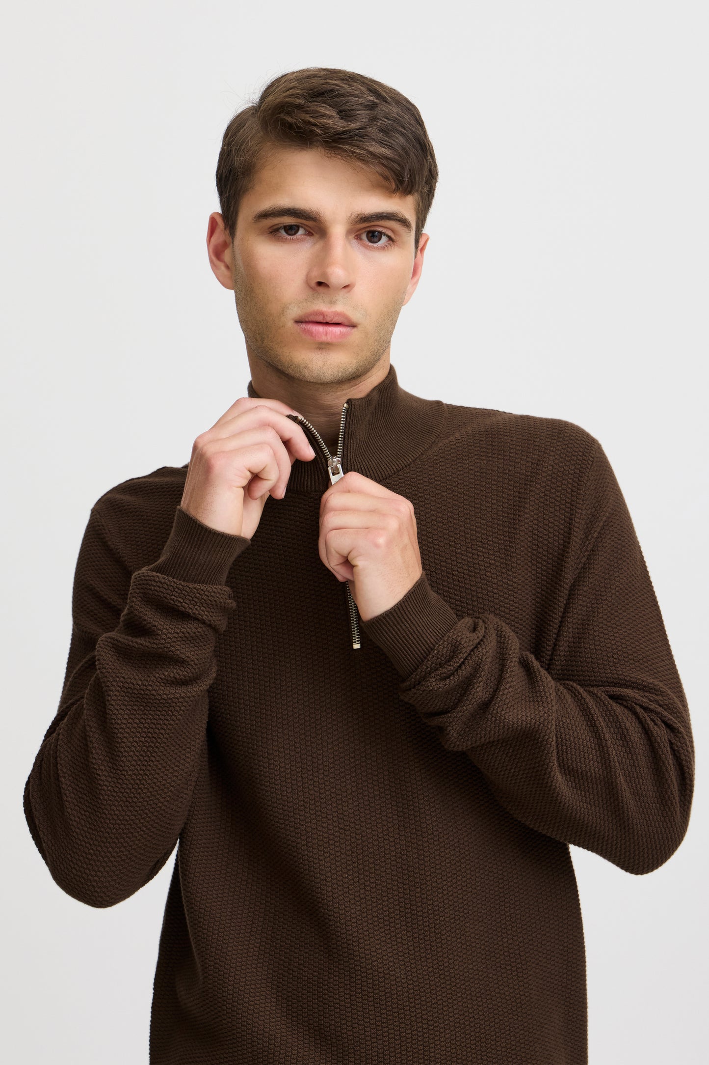 CASUAL FRIDAY MEN'S KARL STRUCTURED HALF ZIP KNIT SWEATER IN DEMITASSE