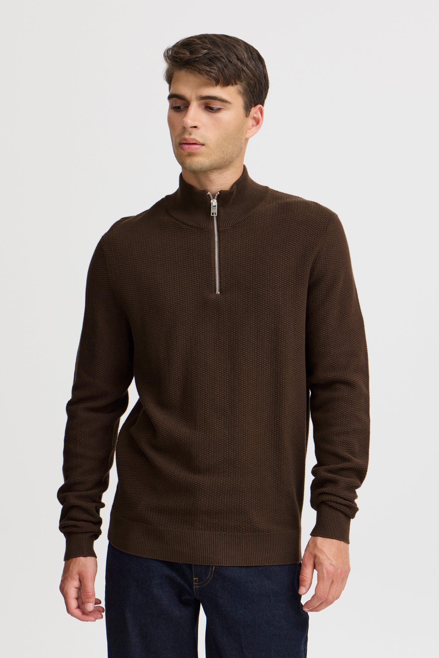 CASUAL FRIDAY MEN'S KARL STRUCTURED HALF ZIP KNIT SWEATER IN DEMITASSE