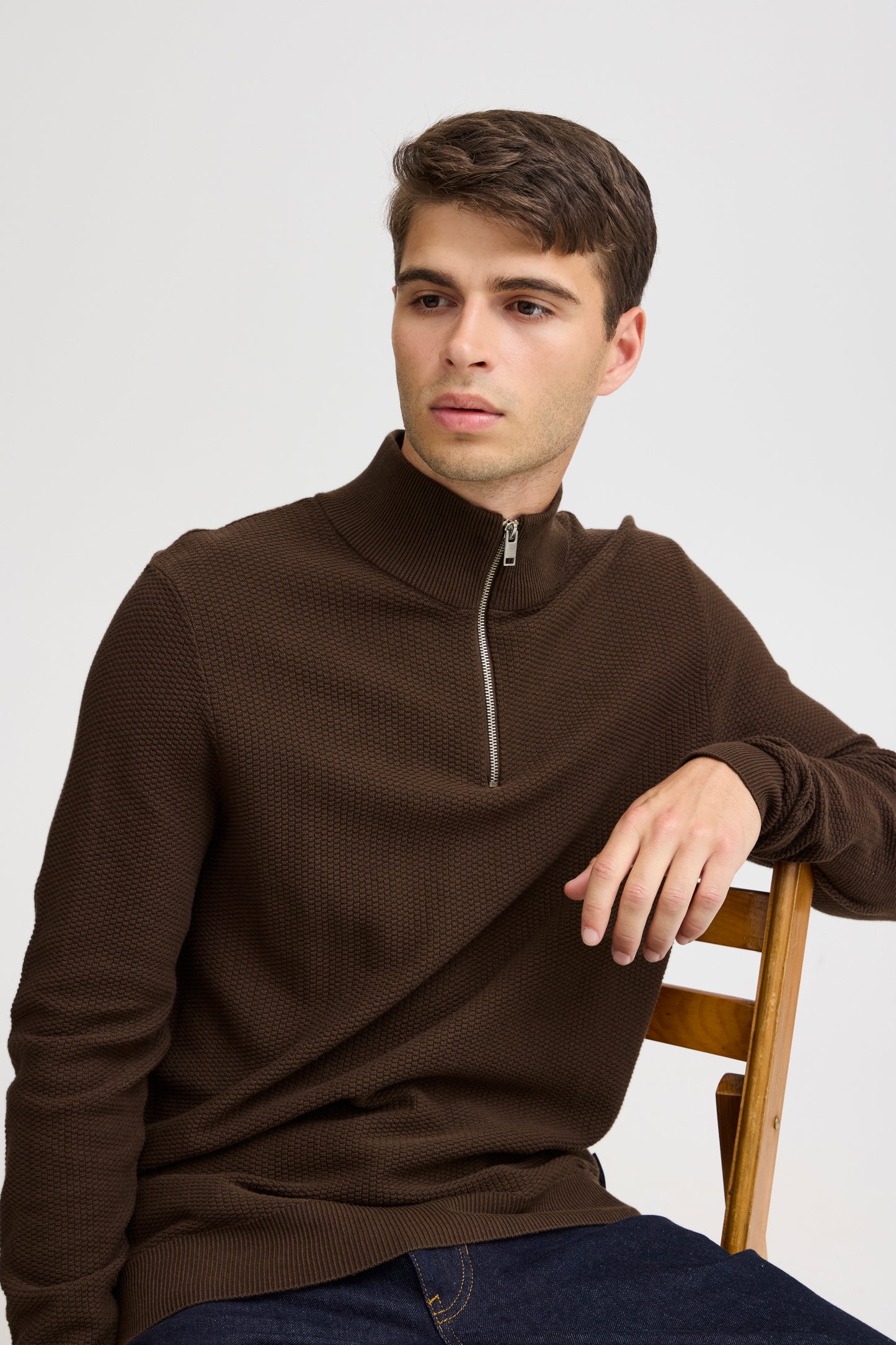 CASUAL FRIDAY MEN'S KARL STRUCTURED HALF ZIP KNIT SWEATER IN DEMITASSE