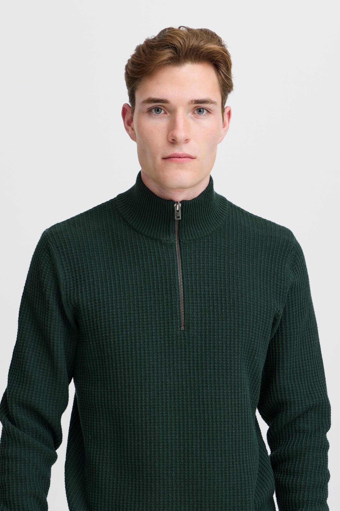 CASUAL FRIDAY MEN'S KARL HALF ZIP STRUCTURED KNIT SWEATER IN DARKEST SPRUCE