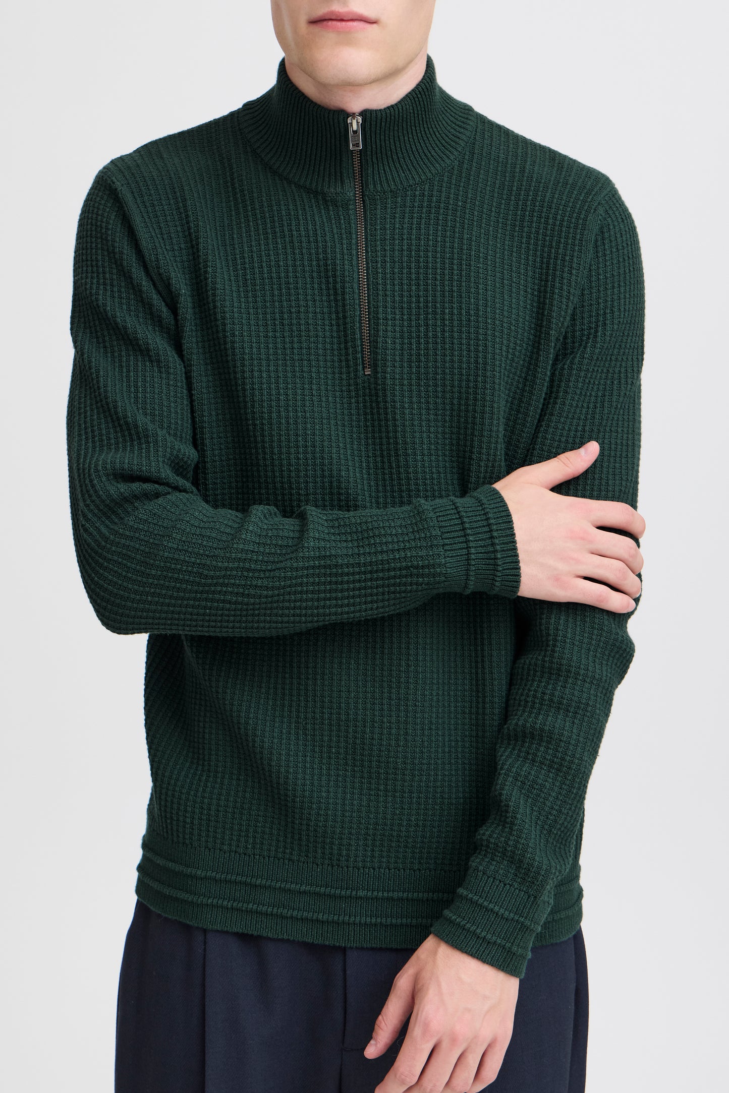 CASUAL FRIDAY MEN'S KARL HALF ZIP STRUCTURED KNIT SWEATER IN DARKEST SPRUCE