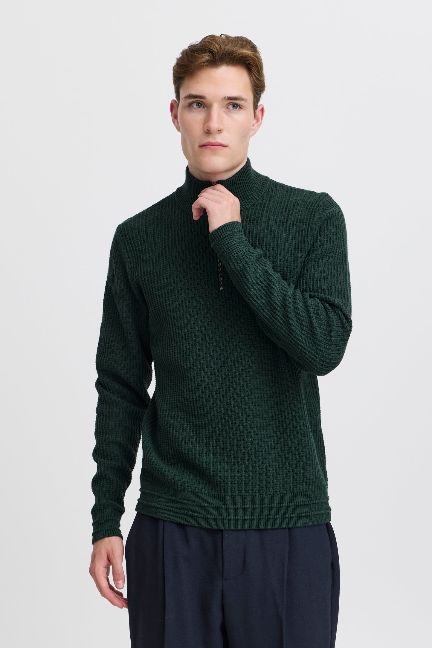 CASUAL FRIDAY MEN'S KARL HALF ZIP STRUCTURED KNIT SWEATER IN DARKEST SPRUCE