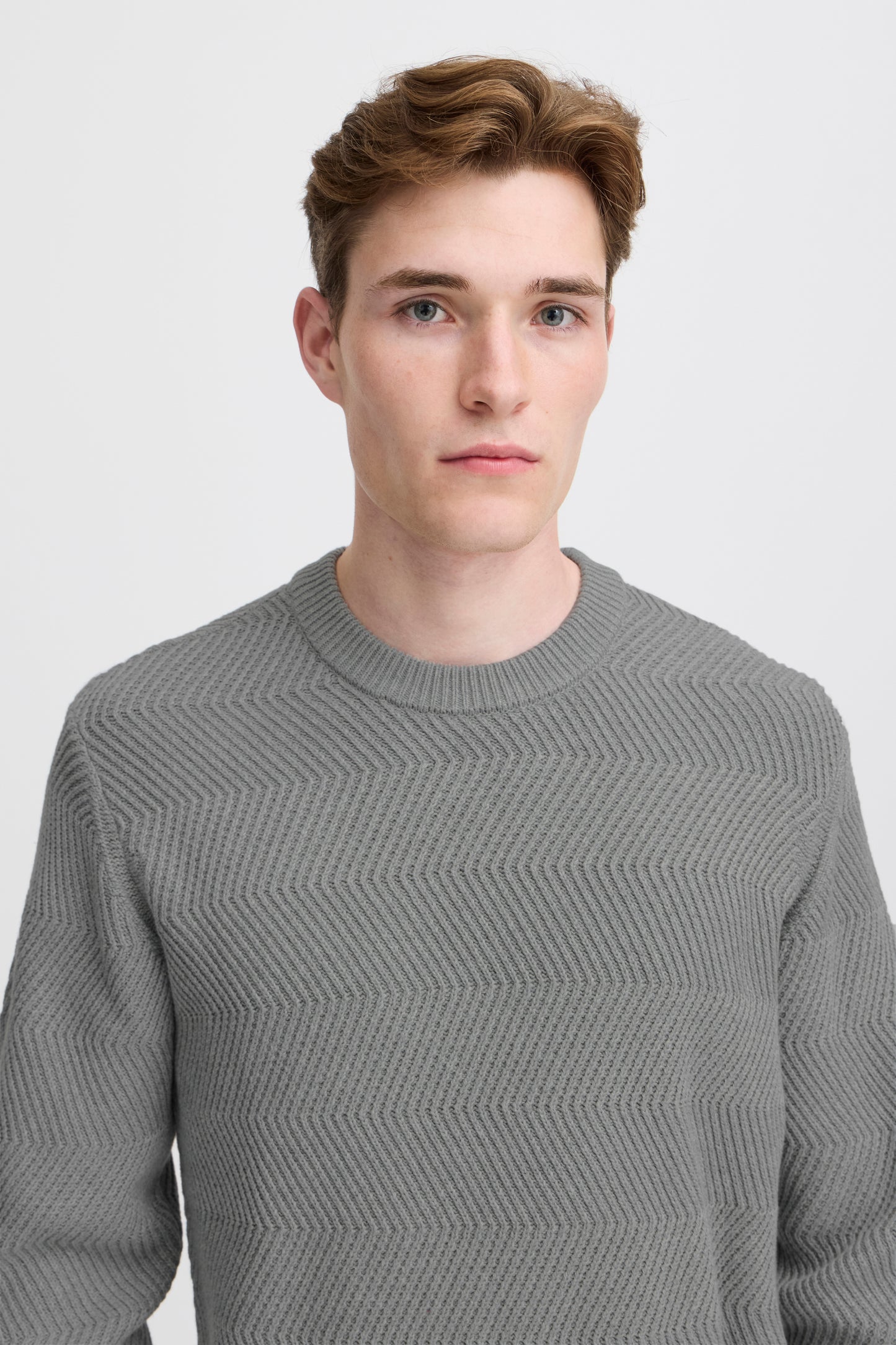CASUAL FRIDAY MEN'S KARL STRUCTURED CREW NECK KNIT SWEATER IN MID GREY MELANGE