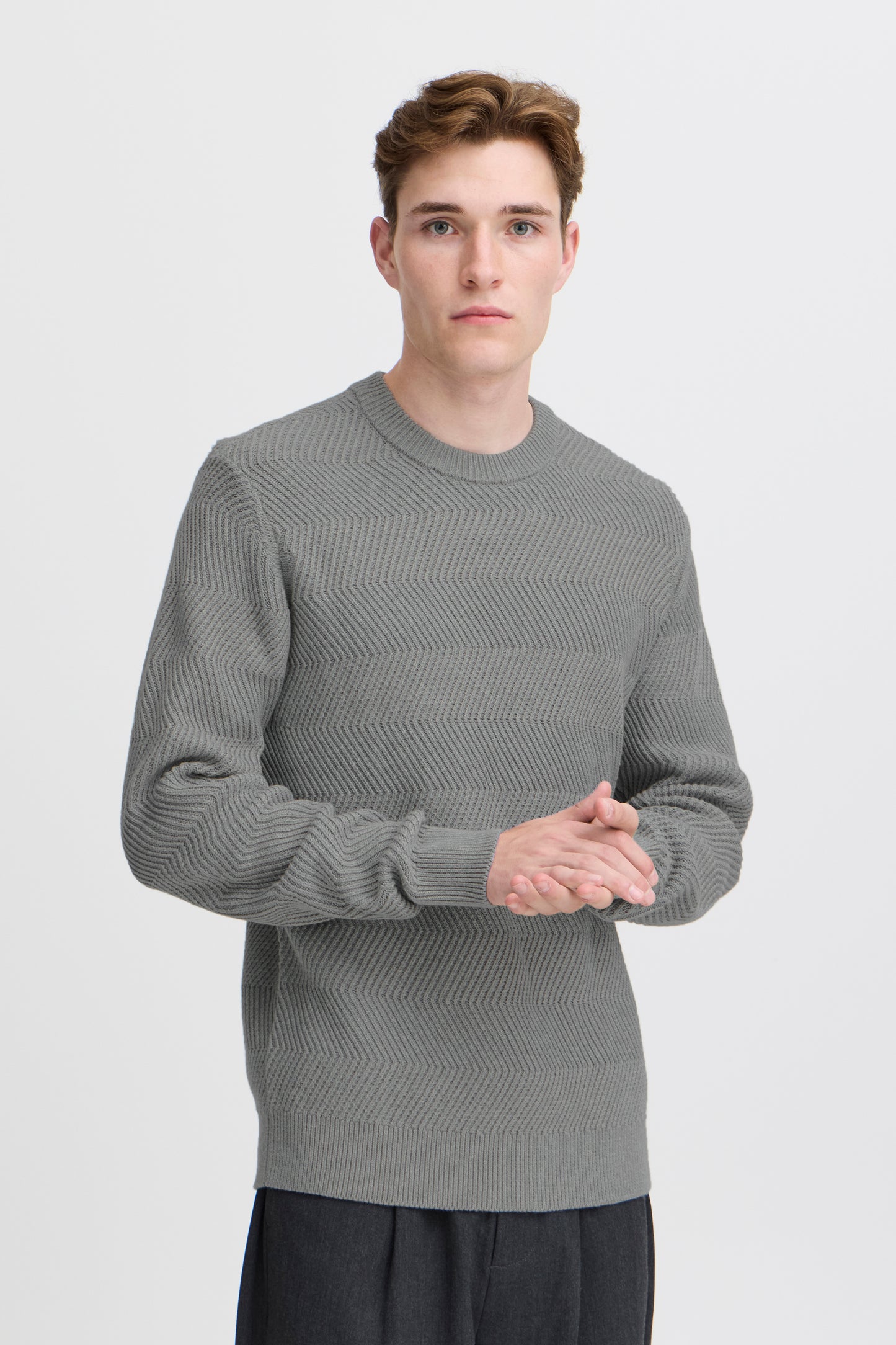 CASUAL FRIDAY MEN'S KARL STRUCTURED CREW NECK KNIT SWEATER IN MID GREY MELANGE