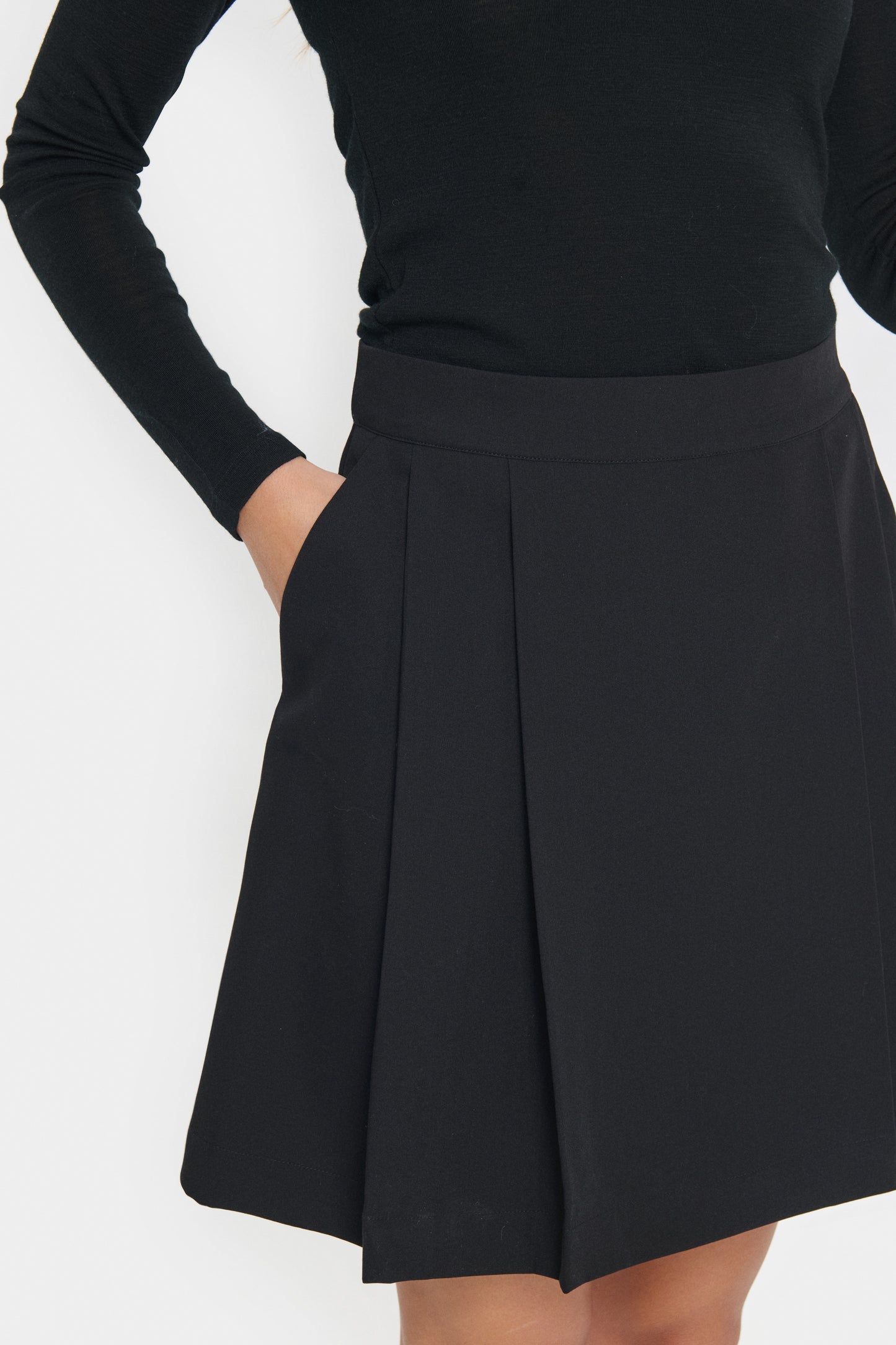 SAINT TROPEZ JENEVER SKIRT IN BLACK