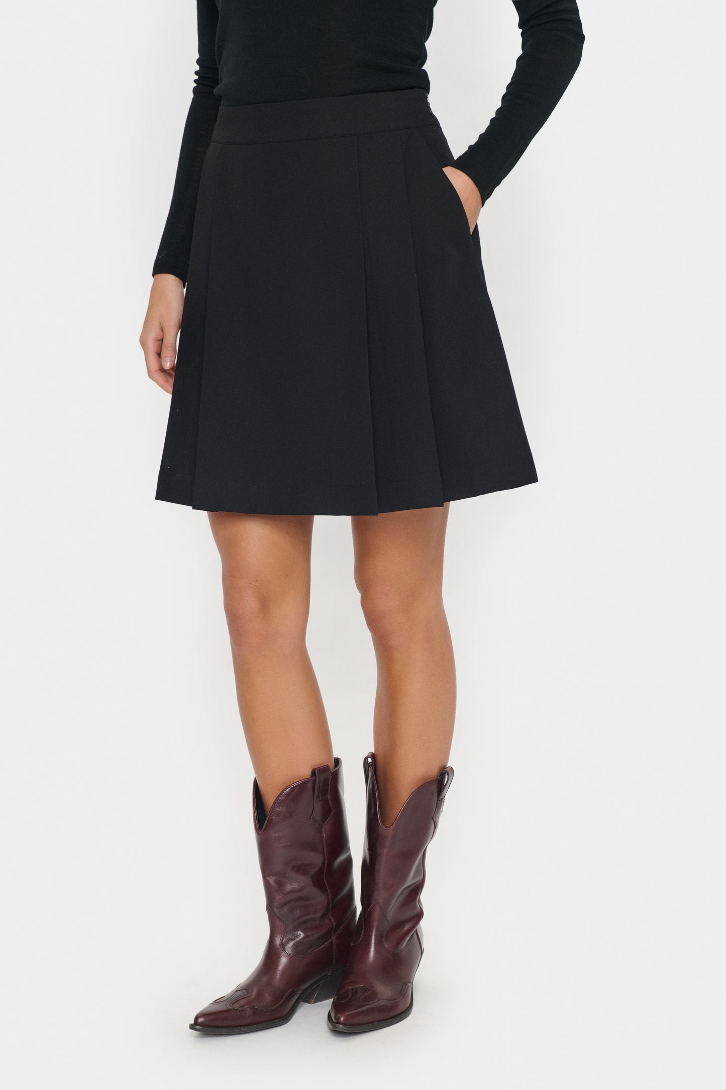 SAINT TROPEZ JENEVER SKIRT IN BLACK