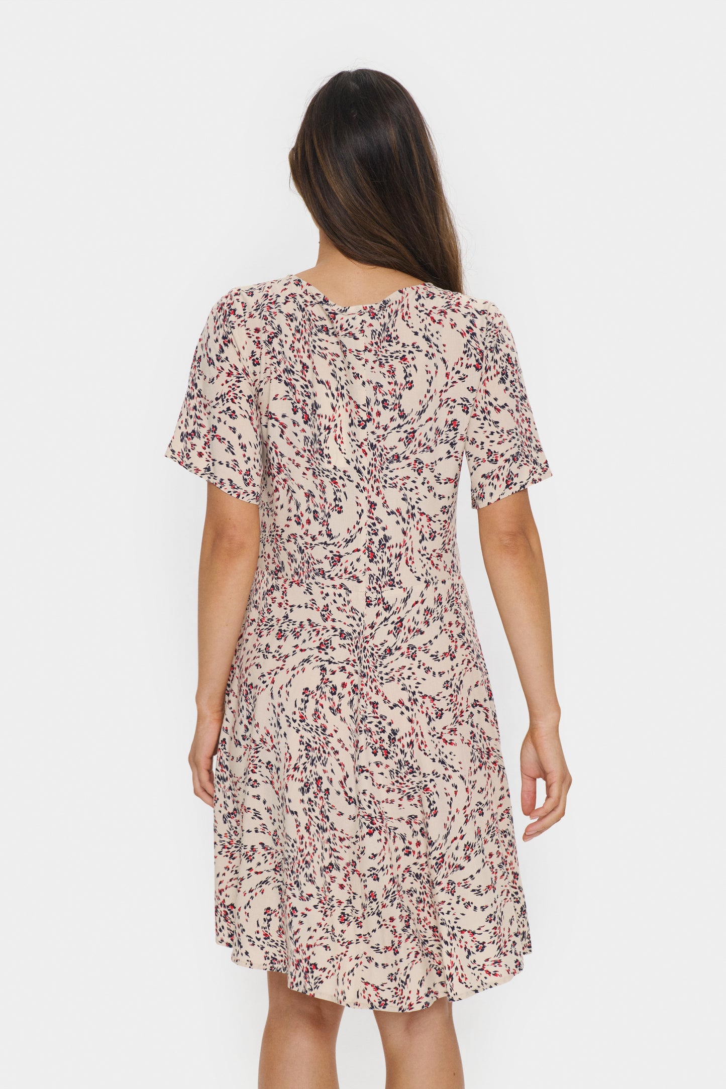 SAINT TROPEZ GISLA SHORT SLEEVE DRESS IN FOG WINDSWEPT LEAVES
