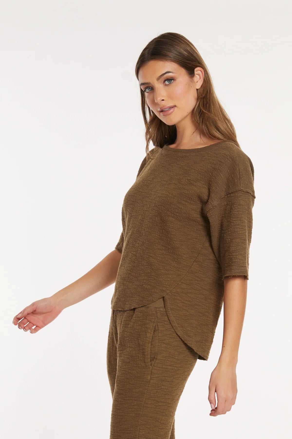 MODODOC ELBOW SLEEVE CURVE HEM TOP IN CLOUD FERN