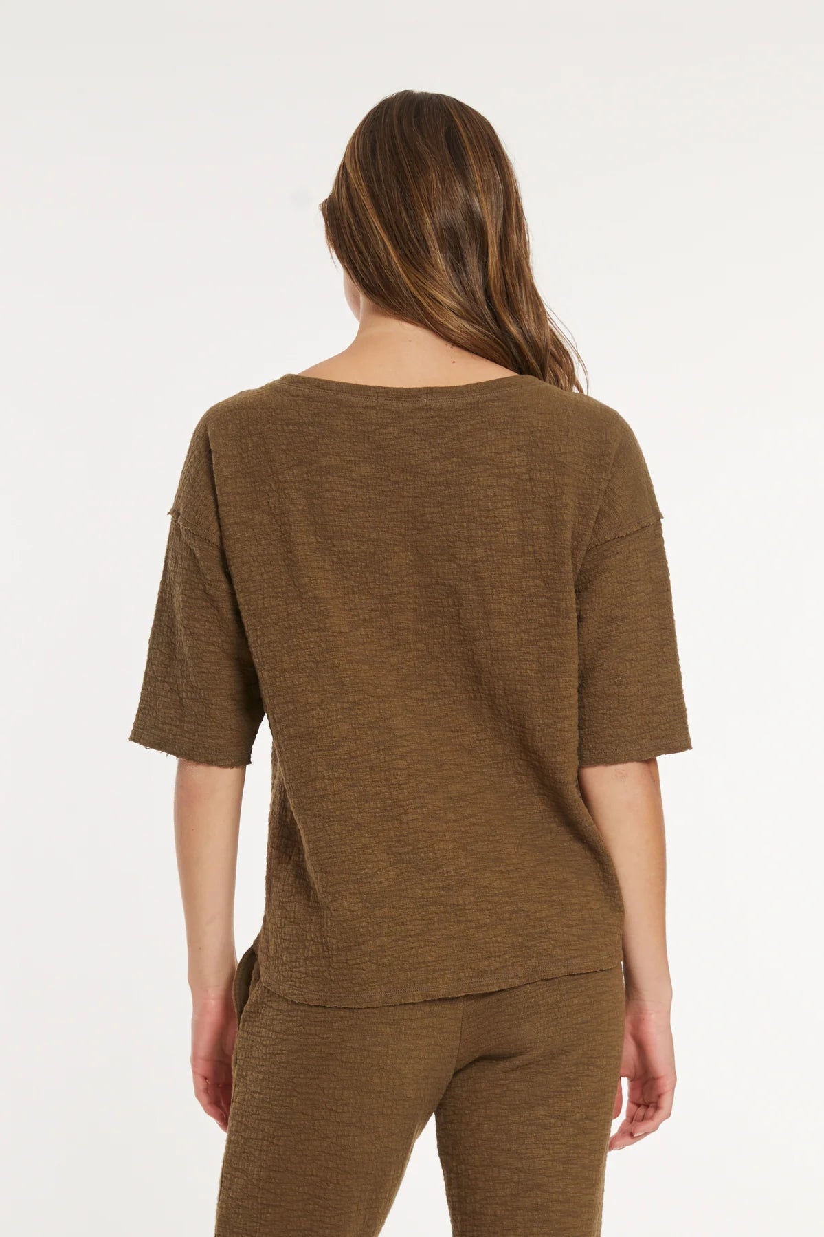 MODODOC ELBOW SLEEVE CURVE HEM TOP IN CLOUD FERN