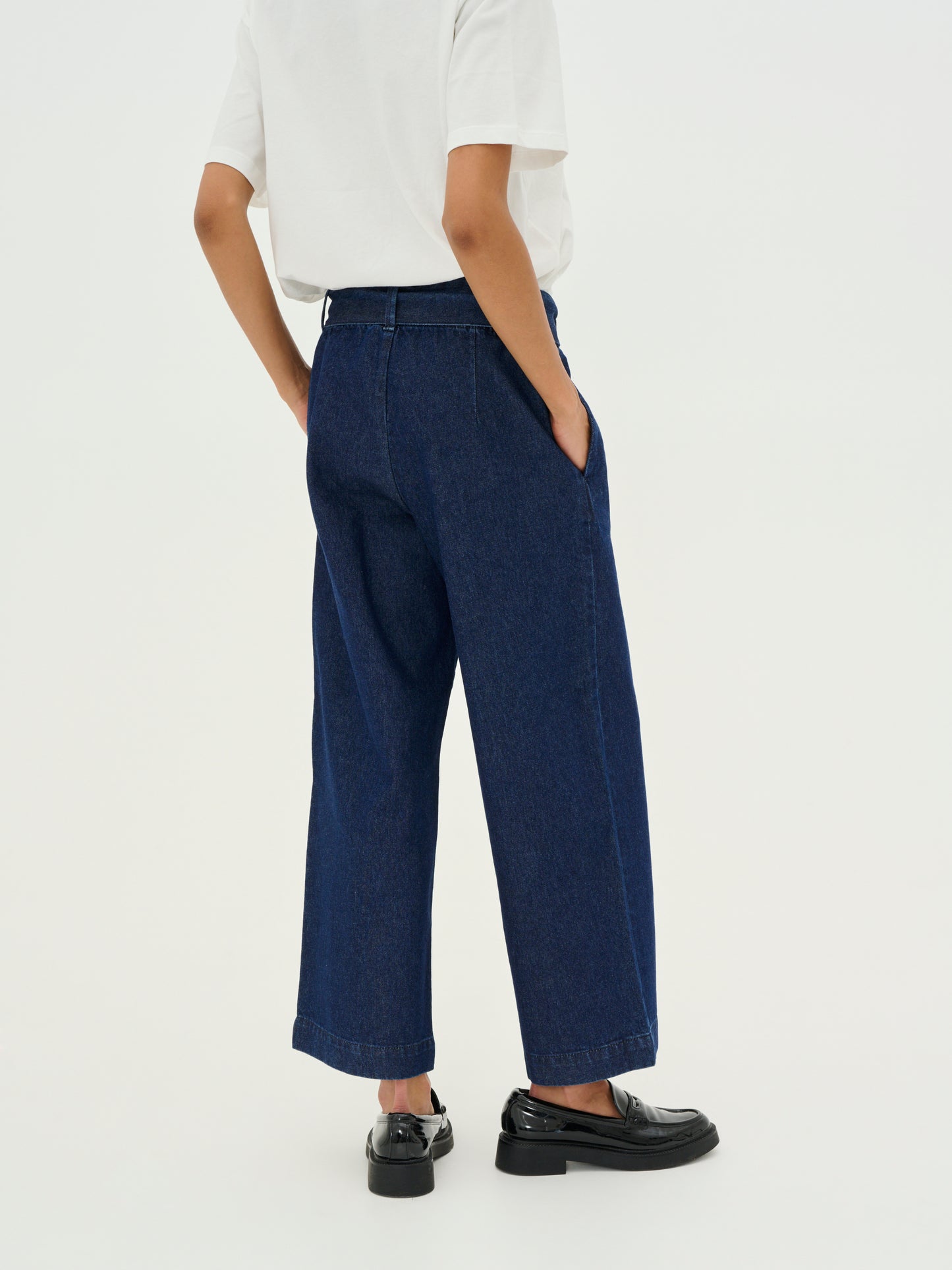 CULTURE BINK ROSELLE CROPPED PANTS IN DARK BLUE WASH