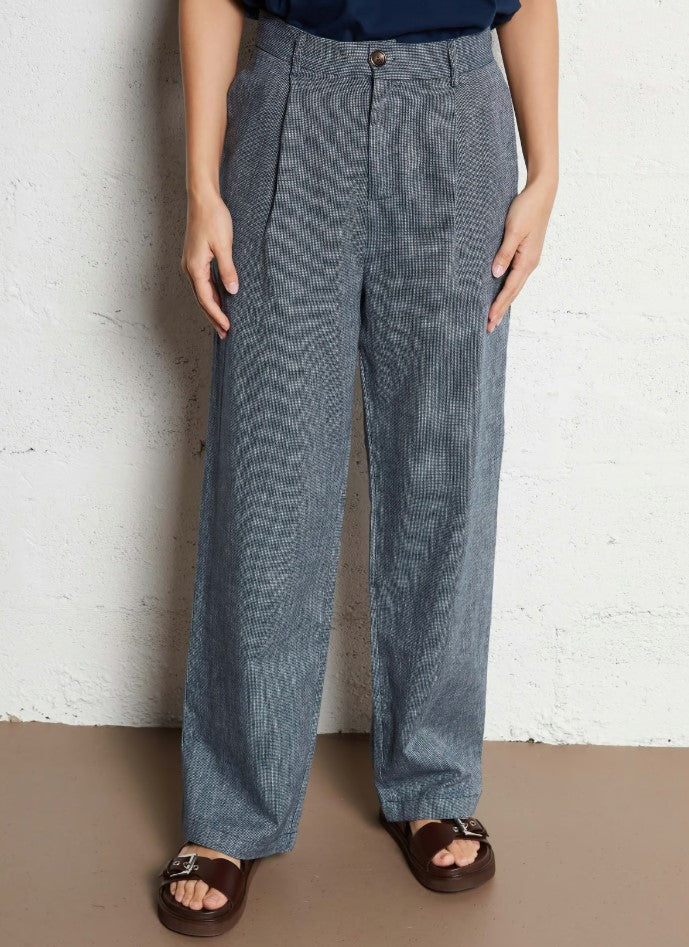 THE KORNER LINEN PLEATED TROUSERS IN NAVY PATTERN