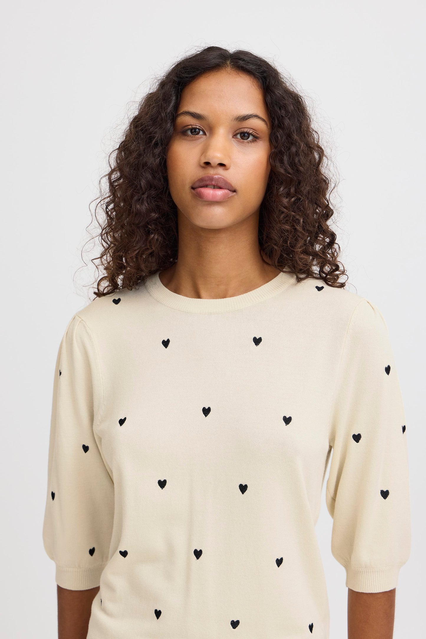 ICHI ALMOND MILK BLACK HEART DIANE PULLOVER