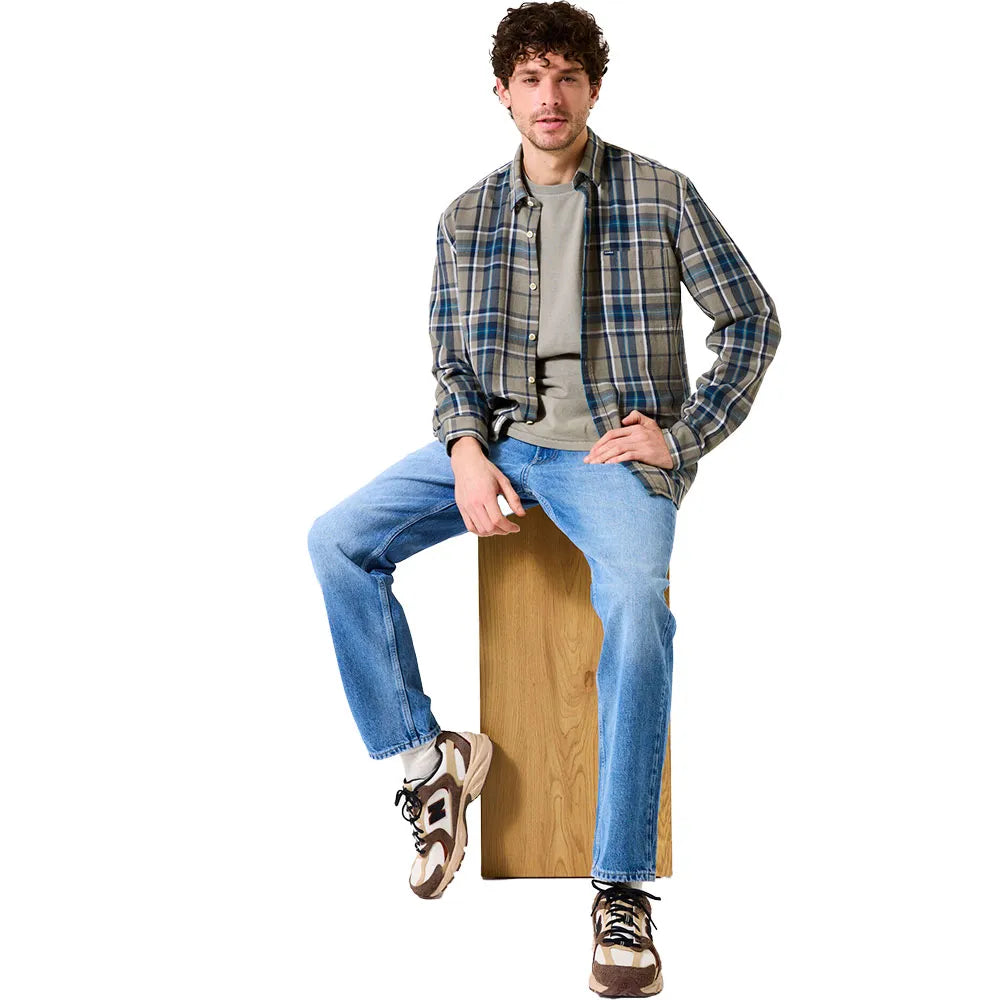 GARCIA MEN'S LONG SLEEVE CHECKED BUTTON SHIRT IN VETIVER