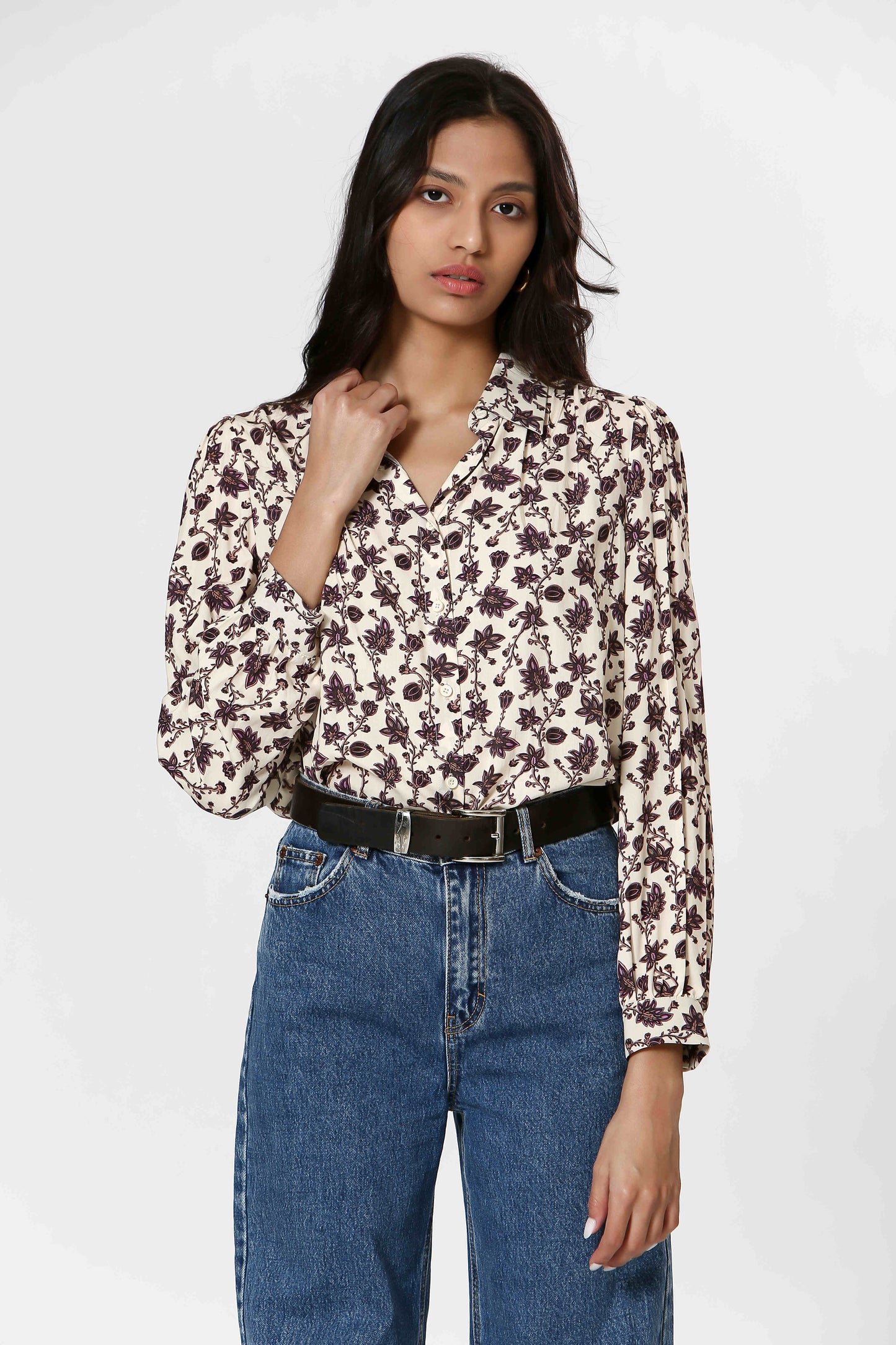 THE KORNER BLOUSE WITH PURPLE FLORAL PRINT IN CREAM
